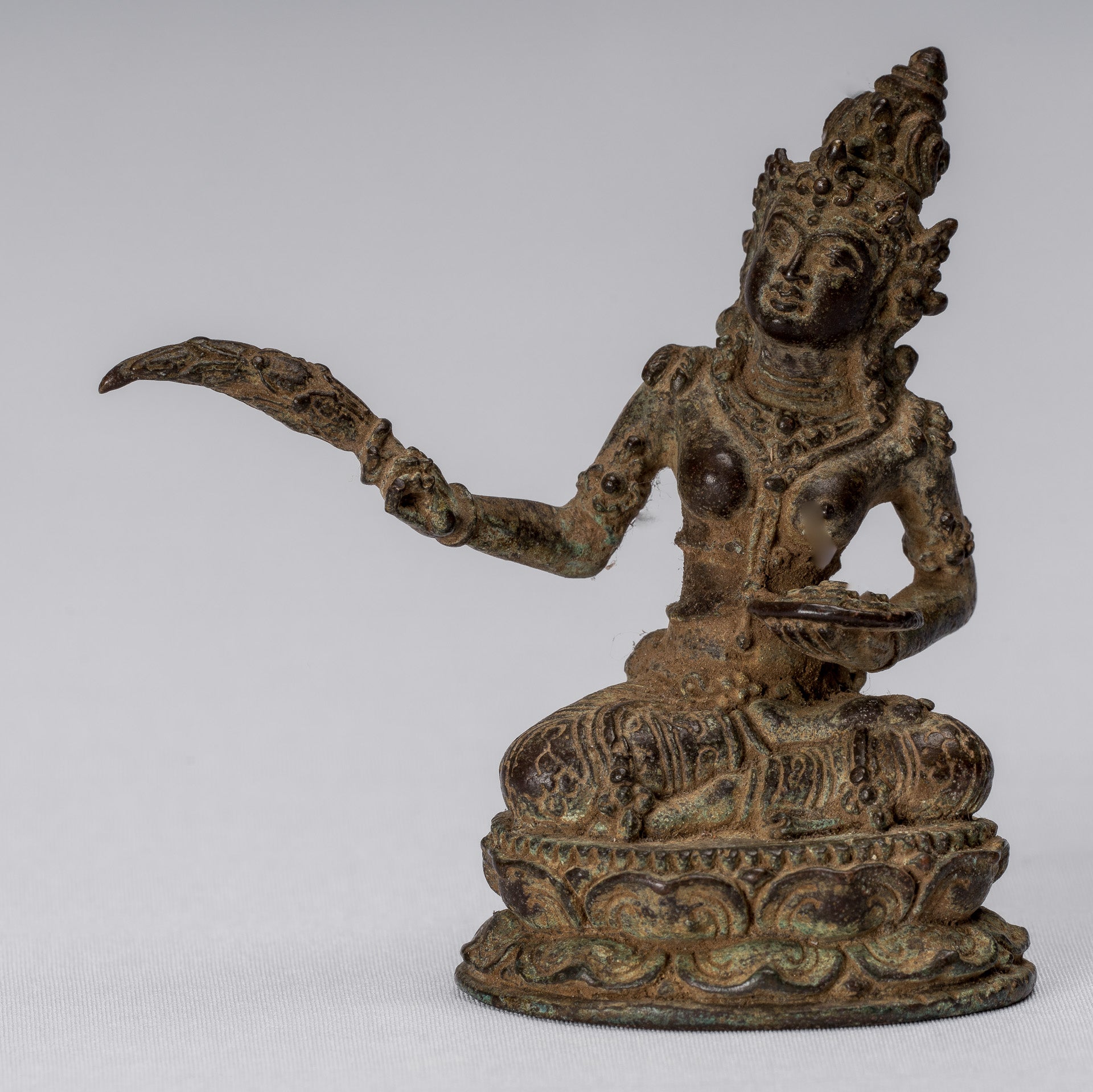 Statue de Tara – Statue de Devi Tara en bronze indonésien de style Java antique – 8 cm/3"