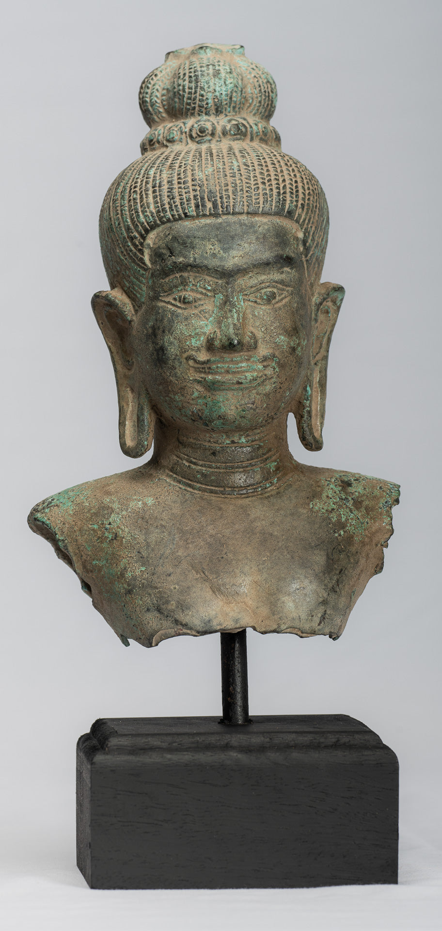 Statue antique de torse de Vishnu en bronze de style khmer - Protecteur et conservateur -27 cm/11"