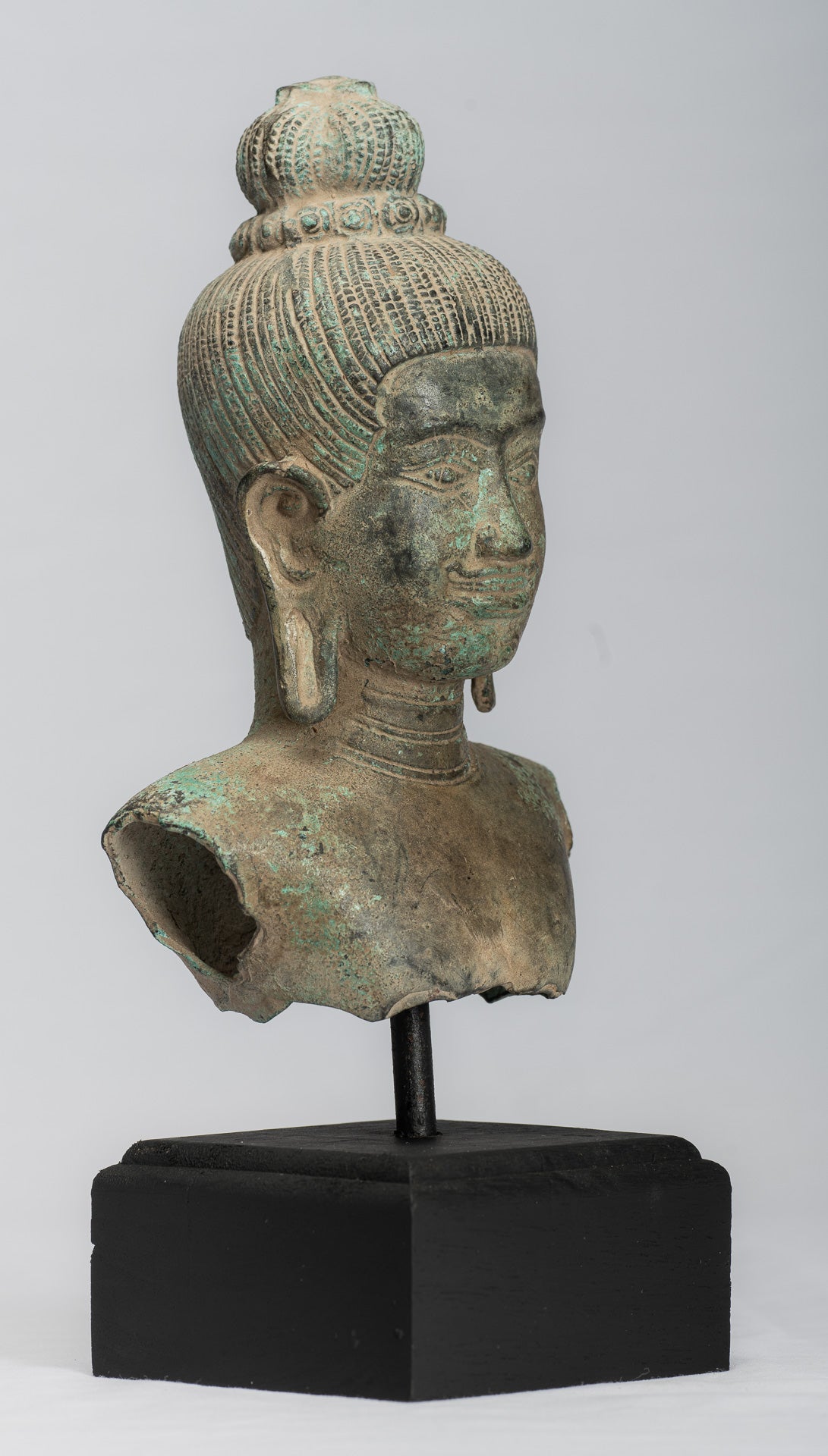 Statue antique de torse de Vishnu en bronze de style khmer - Protecteur et conservateur -27 cm/11"