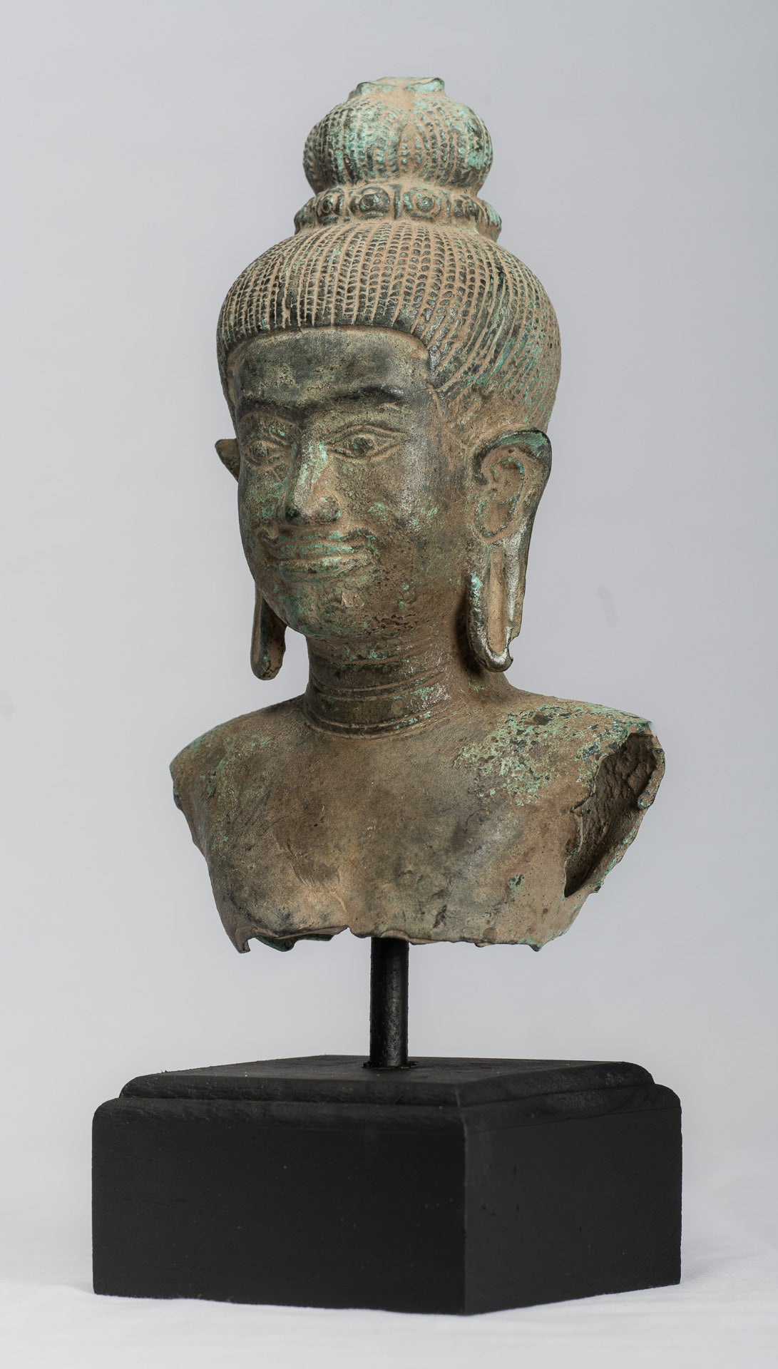 Statue antique de torse de Vishnu en bronze de style khmer - Protecteur et conservateur -27 cm/11"