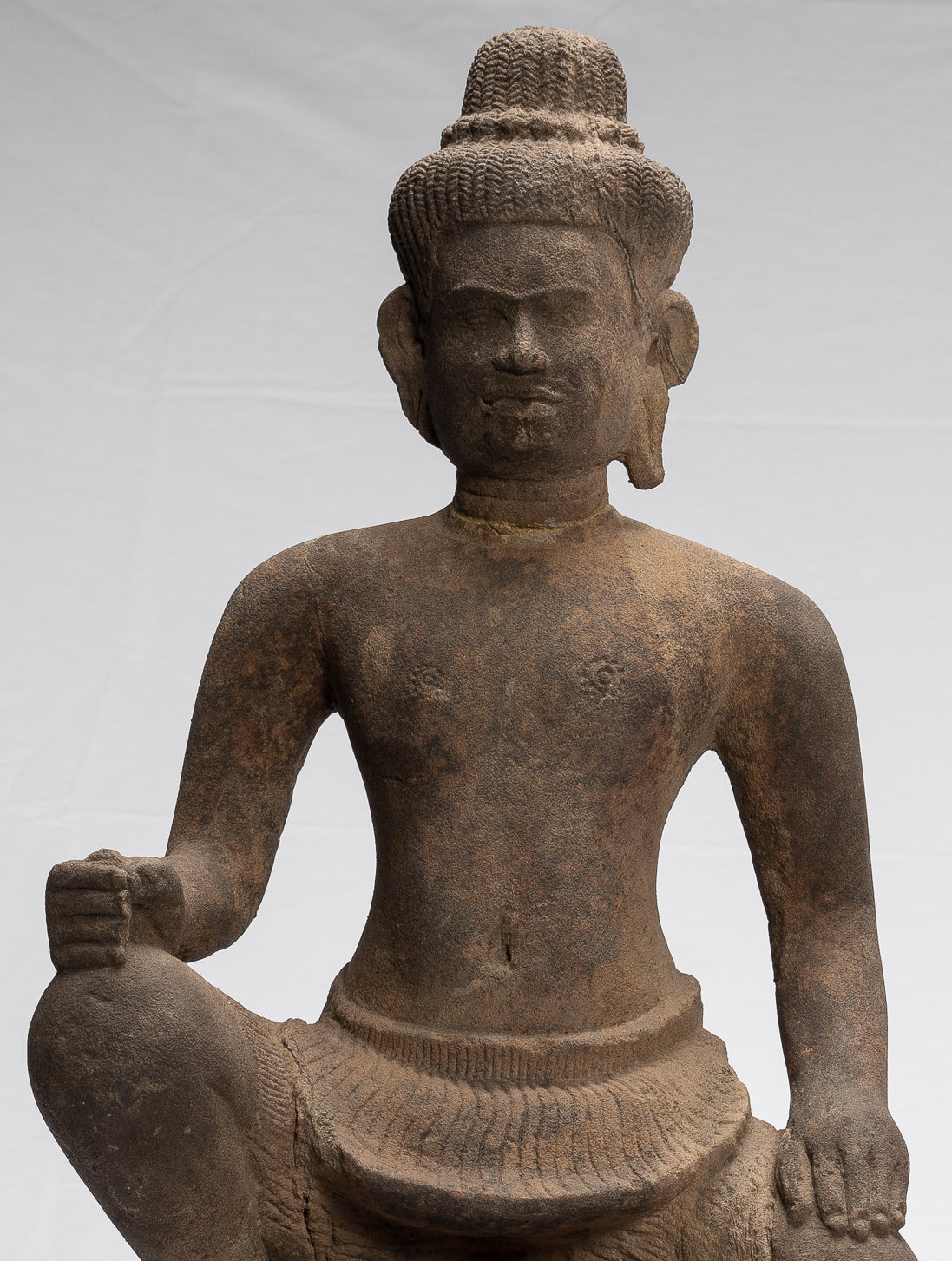 Statue de Vishnu - Statue antique de Vishnu khmer assis en pierre de style Baphuon - 48 cm / 19"