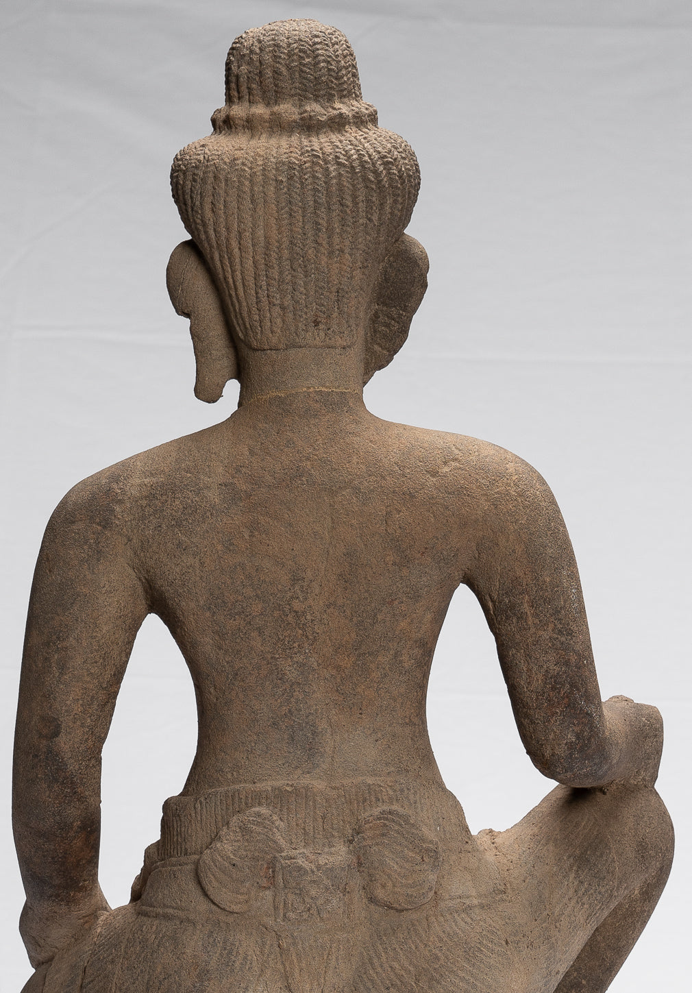 Statue de Vishnu - Statue antique de Vishnu khmer assis en pierre de style Baphuon - 48 cm / 19"