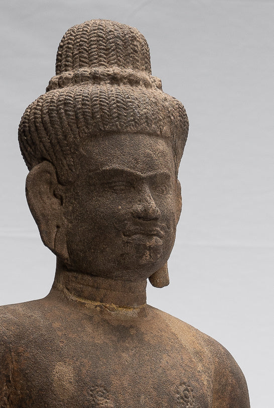 Statue de Vishnu - Statue antique de Vishnu khmer assis en pierre de style Baphuon - 48 cm / 19"