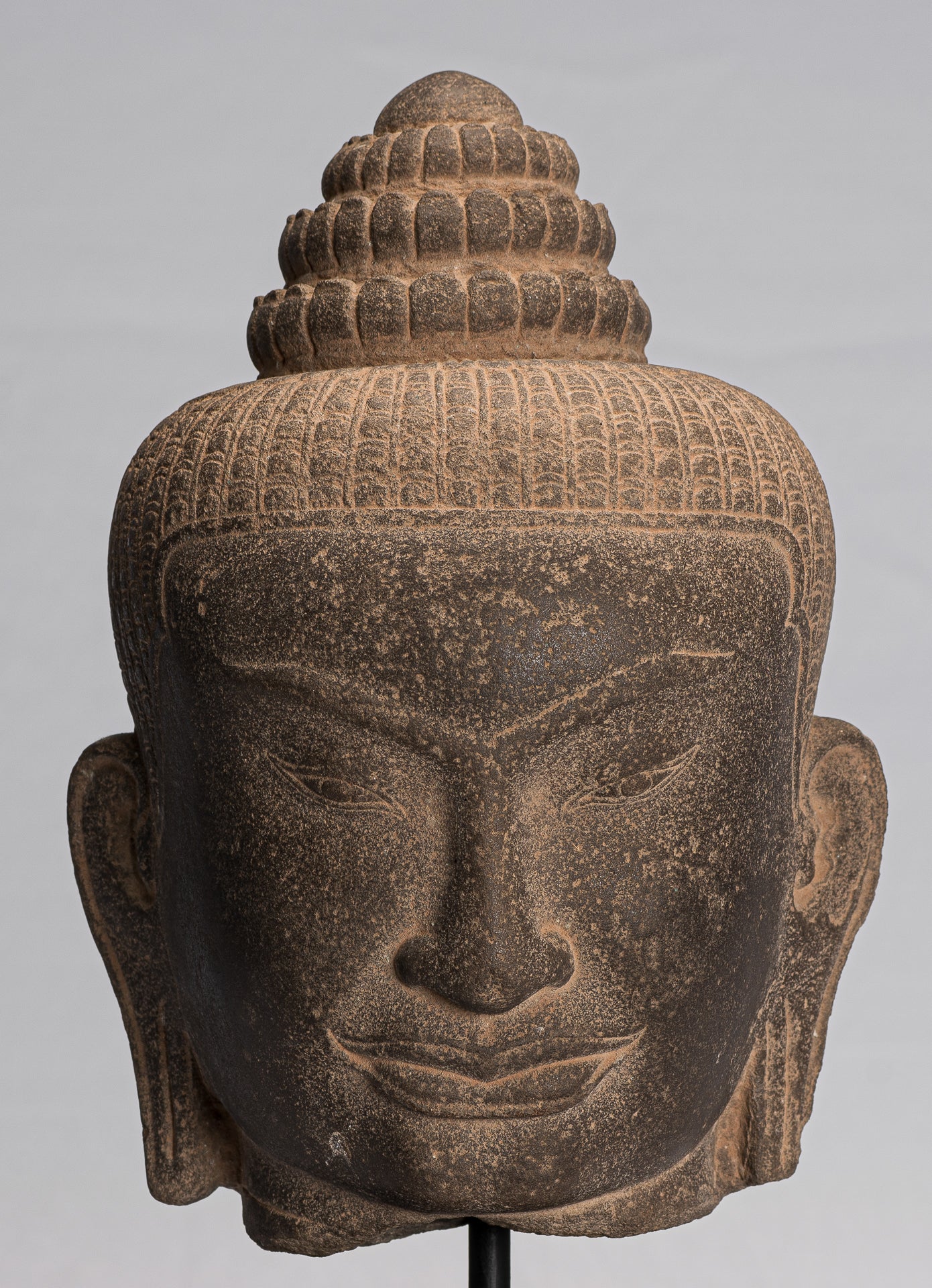Buddha-Statue – Bayon-Buddha-Kopfstatue im antiken Khmer-Stil auf Stein montiert – 42 cm/17 Zoll