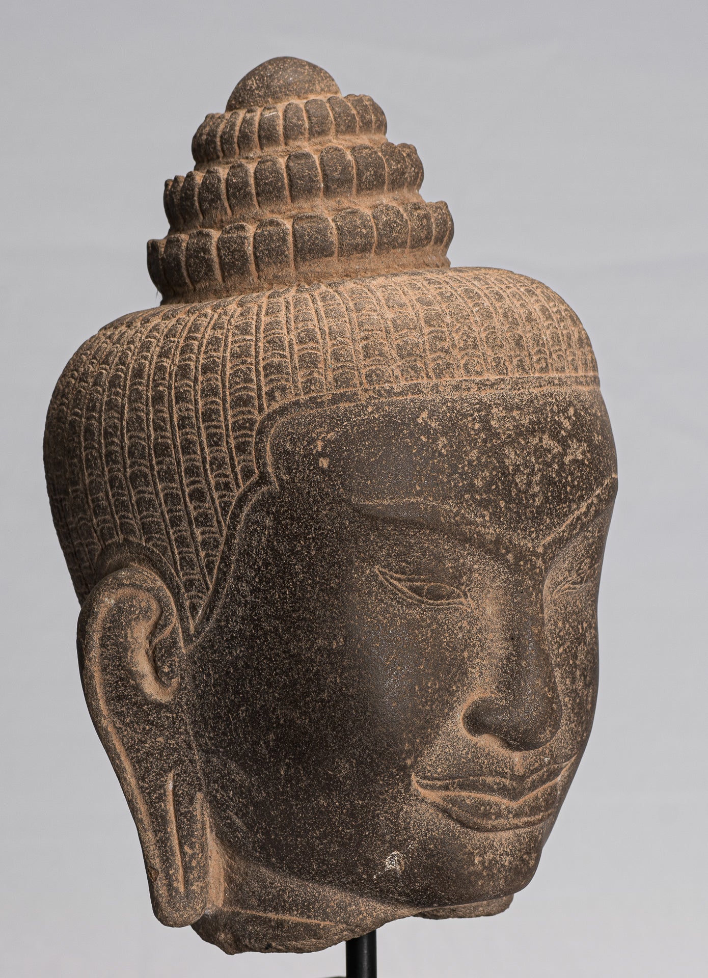 Buddha-Statue – Bayon-Buddha-Kopfstatue im antiken Khmer-Stil auf Stein montiert – 42 cm/17 Zoll