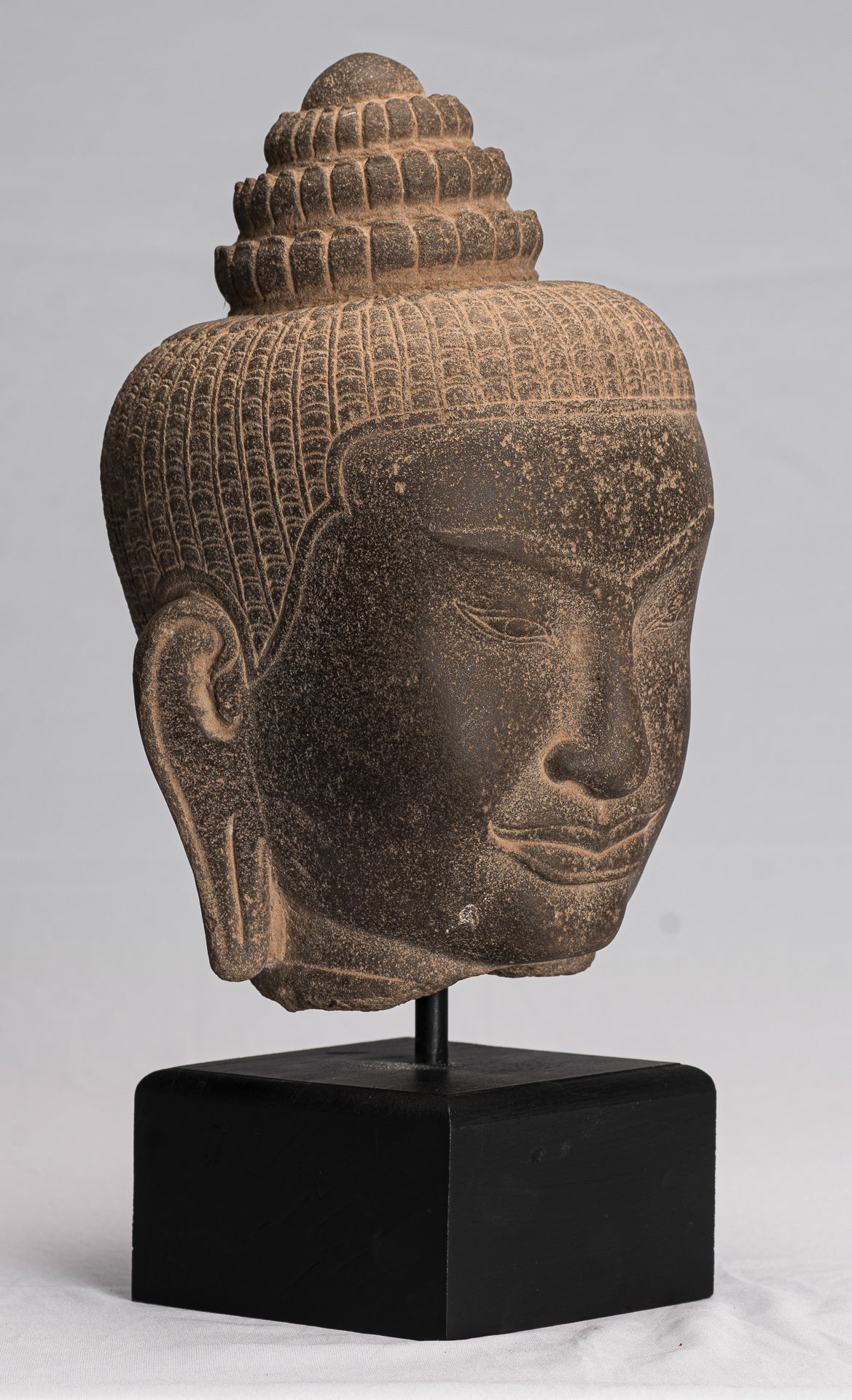 Buddha-Statue – Bayon-Buddha-Kopfstatue im antiken Khmer-Stil auf Stein montiert – 42 cm/17 Zoll