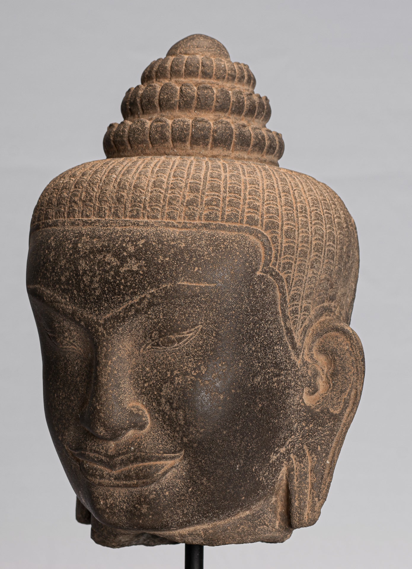 Buddha-Statue – Bayon-Buddha-Kopfstatue im antiken Khmer-Stil auf Stein montiert – 42 cm/17 Zoll