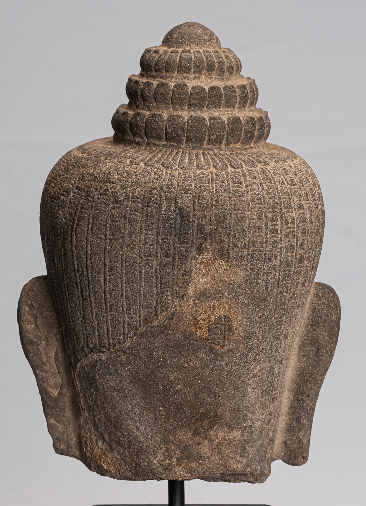 Buddha-Statue – Bayon-Buddha-Kopfstatue im antiken Khmer-Stil auf Stein montiert – 42 cm/17 Zoll
