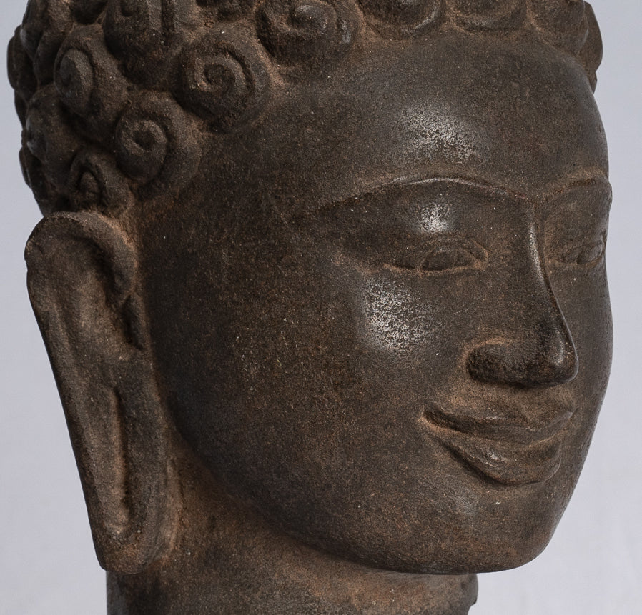Buddha-Statue – antike thailändische Stein-Buddha-Kopf-Statue im Dvaravati-Stil – 22 cm.