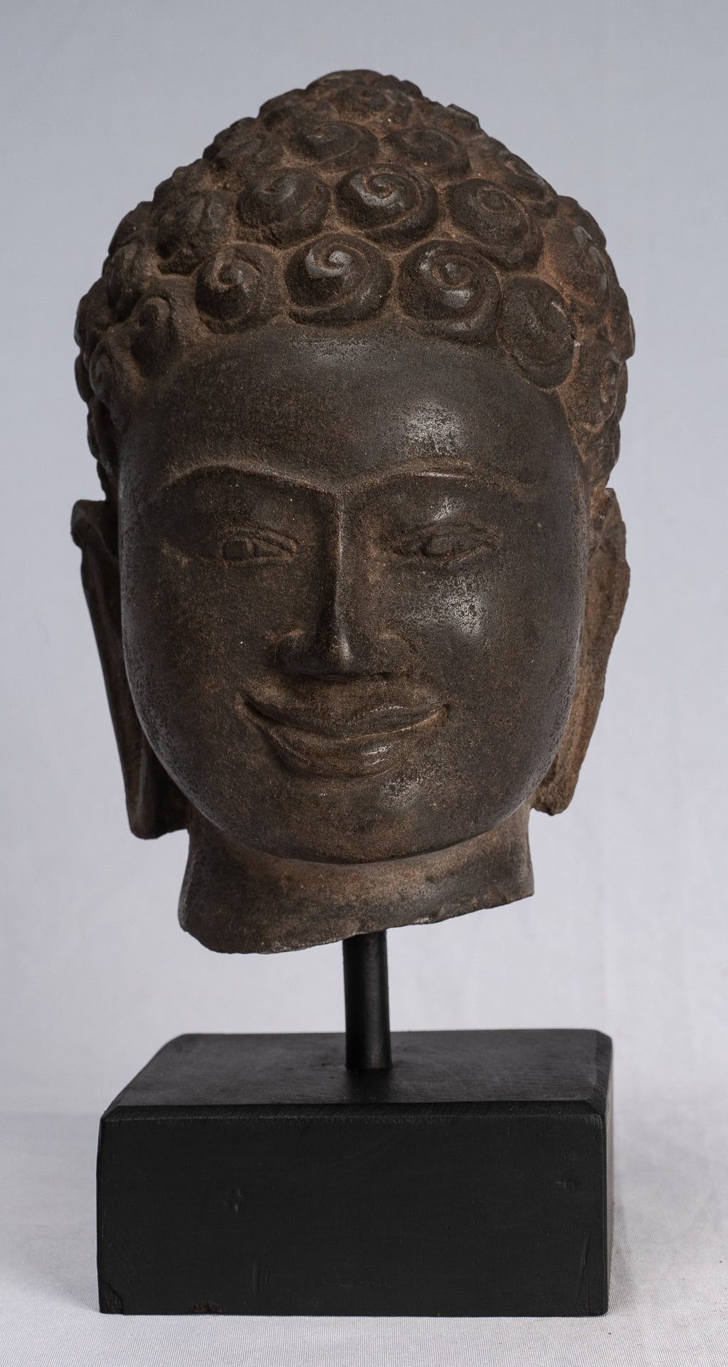 Buddha-Statue – antike thailändische Stein-Buddha-Kopf-Statue im Dvaravati-Stil – 22 cm.