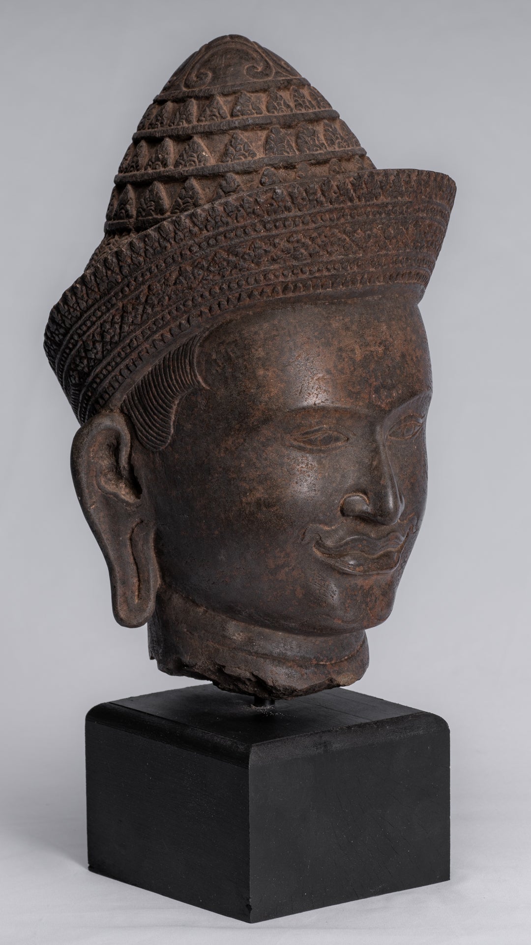 Statue Vishnu - Antique Banteay Srei Stone Stone Monted Khmer Vishnu Head - 35cm / 14 "