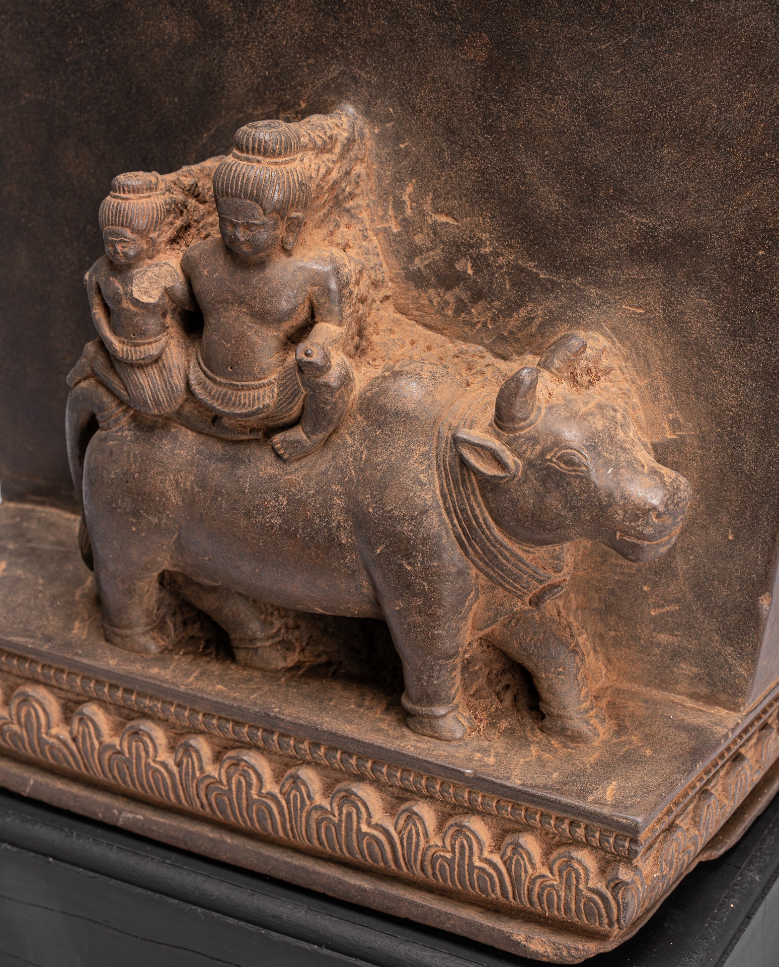 Antique Baphuon Style Stone Khmer Sanskrit Stele con Nandi - 72cm / 29 "