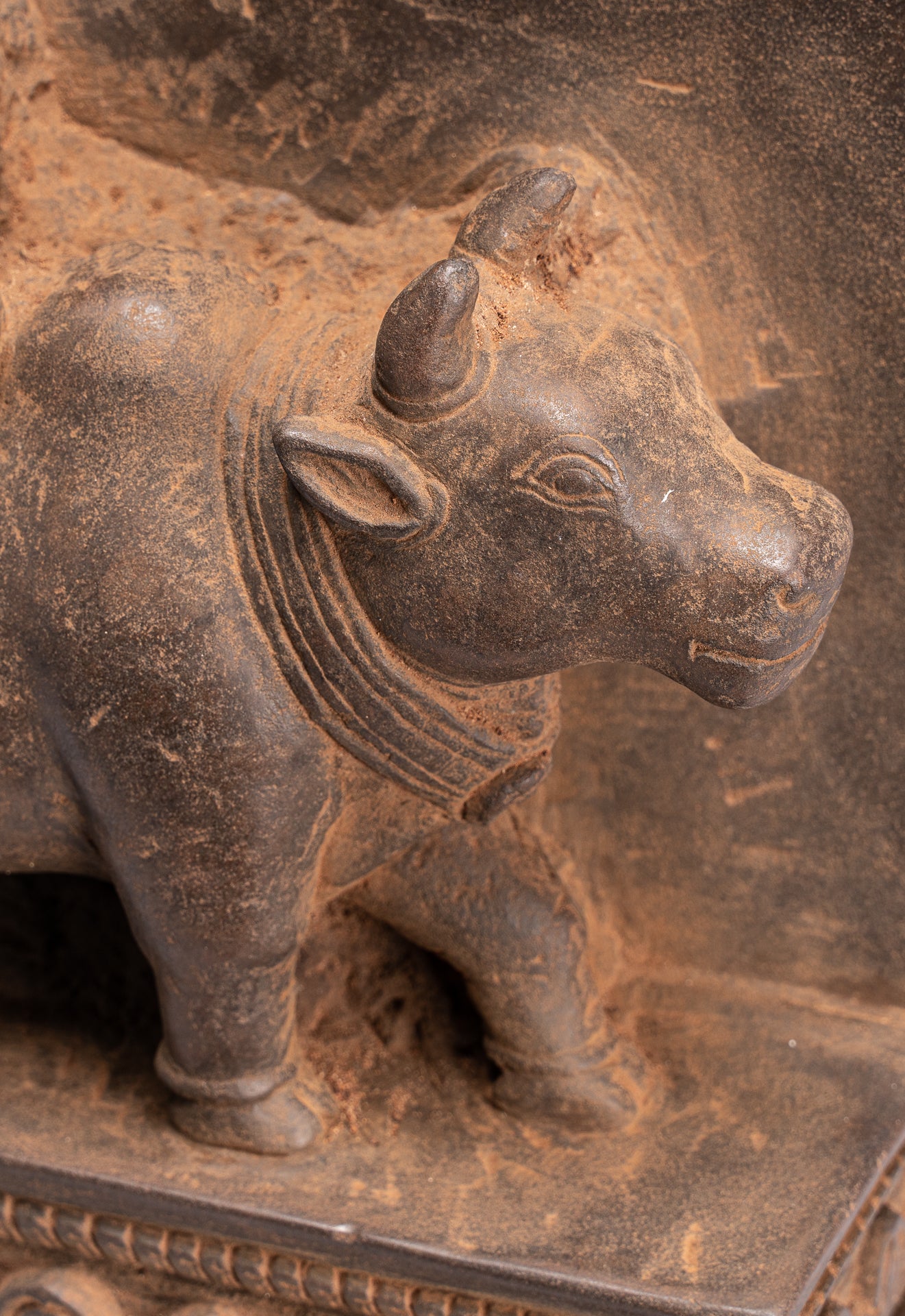 Antique Baphuon Style Stone Khmer Sanskrit Stele con Nandi - 72cm / 29 "