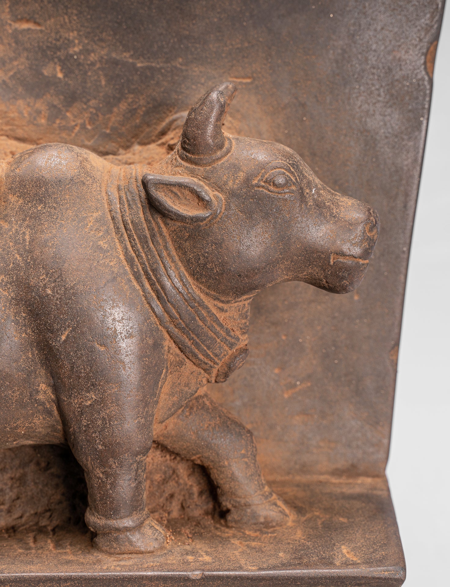 Antique Baphuon Style Stone Khmer Sanskrit Stele con Nandi - 72cm / 29 "