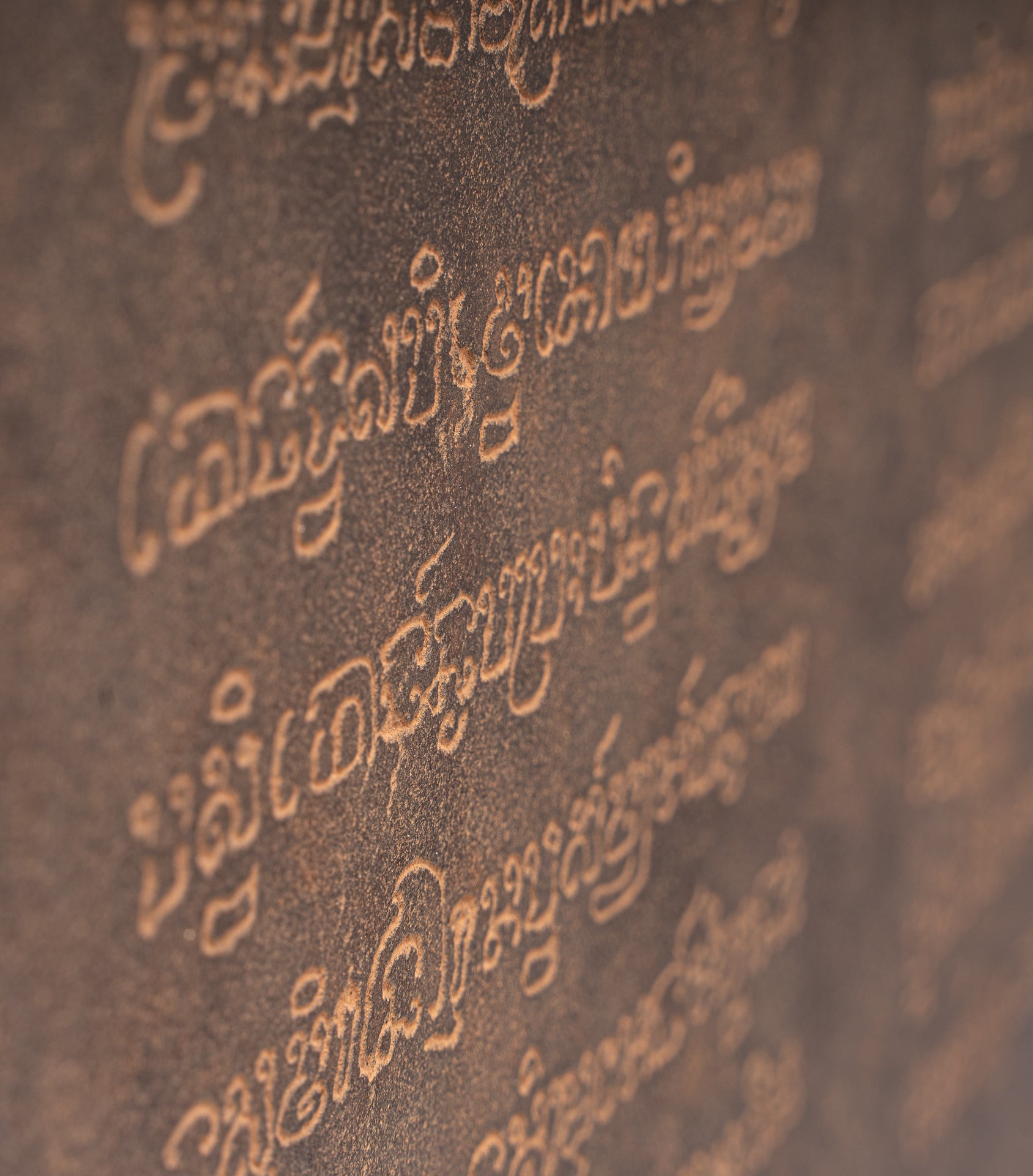 Antique Baphuon Style Stone Khmer Sanskrit Stele con Nandi - 72cm / 29 "