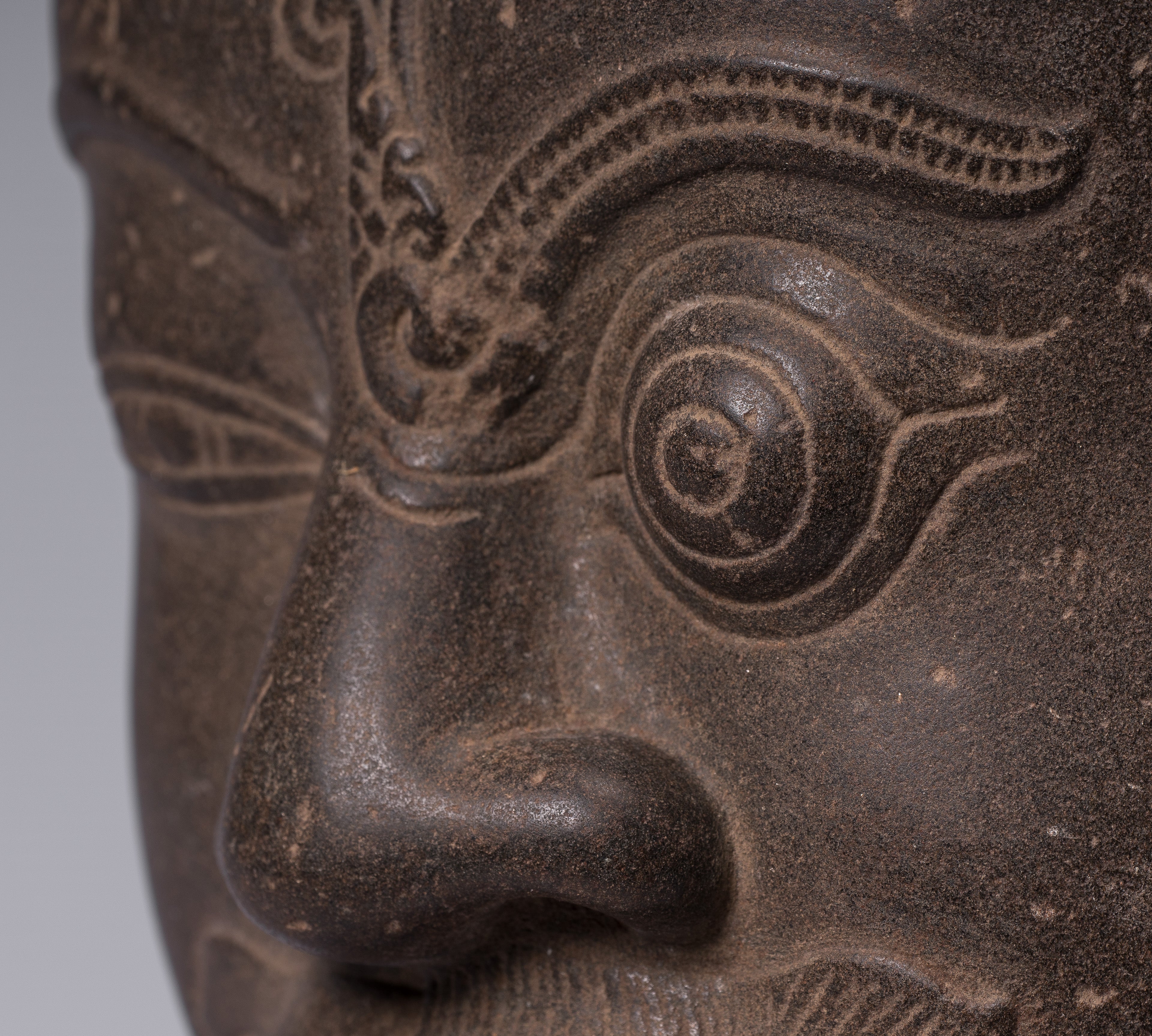 Shiva-Statue – antiker Khmer-Stil, brauner Stein, Yaksha und Yakshaswaroop Shiva-Kopf, 47 cm.