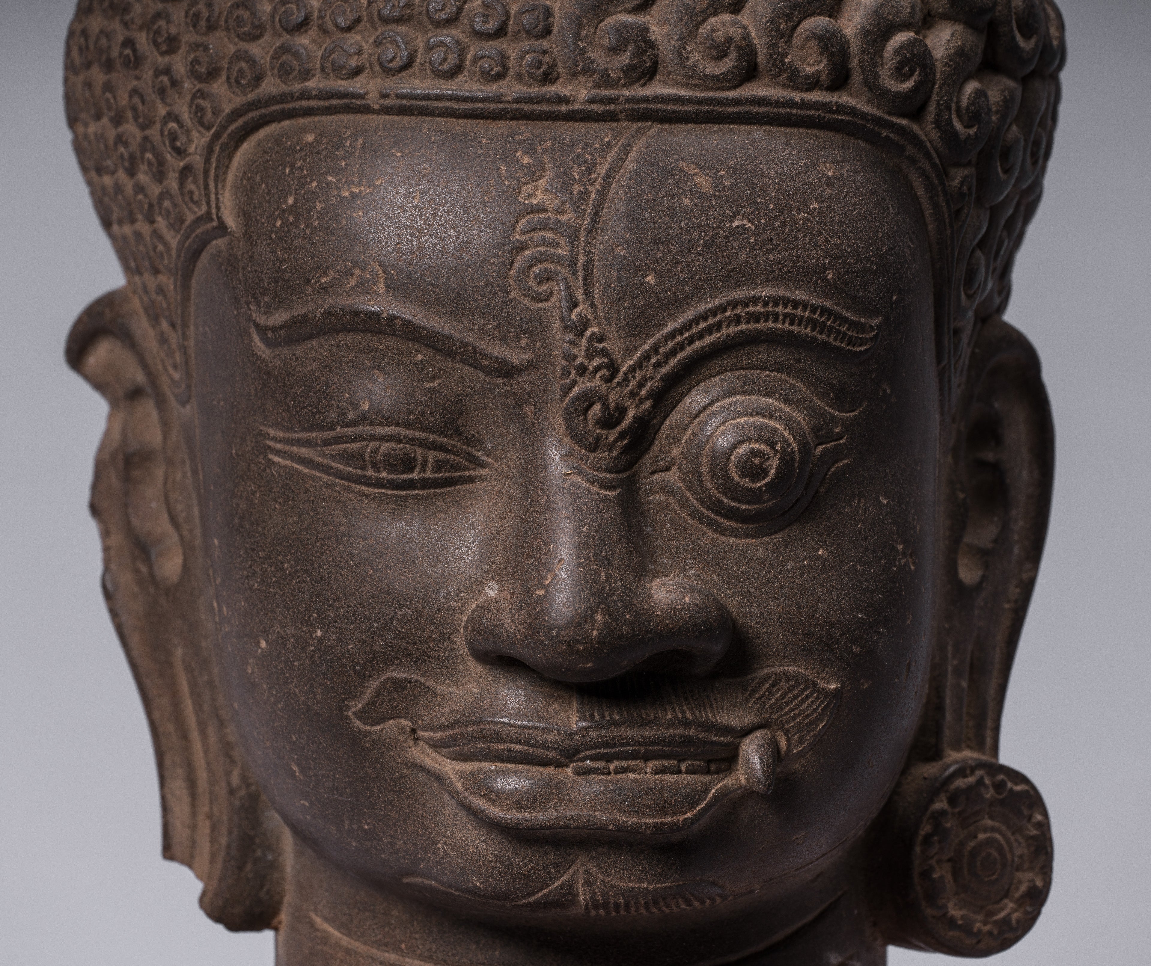 Shiva-Statue – antiker Khmer-Stil, brauner Stein, Yaksha und Yakshaswaroop Shiva-Kopf, 47 cm.