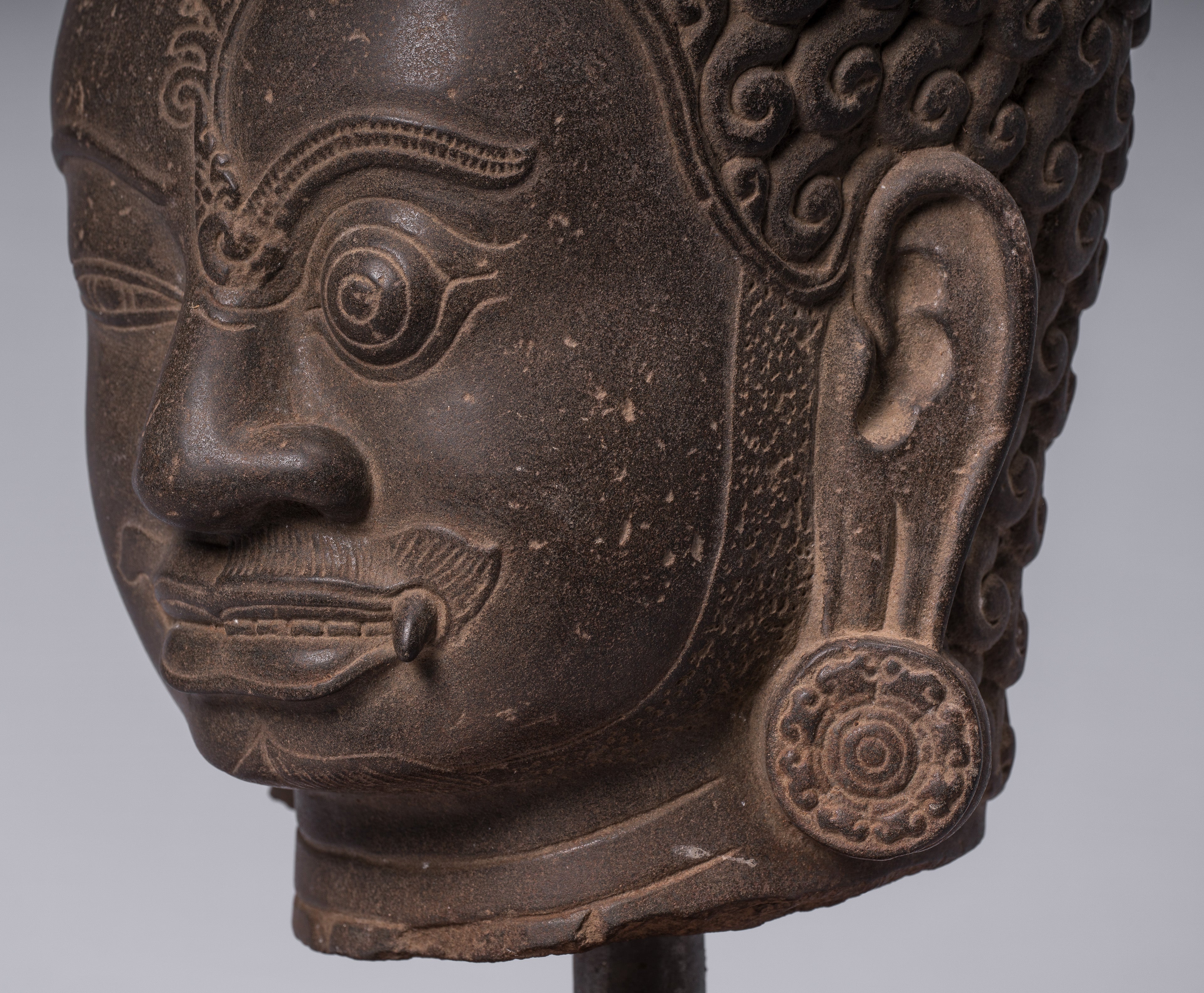 Shiva-Statue – antiker Khmer-Stil, brauner Stein, Yaksha und Yakshaswaroop Shiva-Kopf, 47 cm.