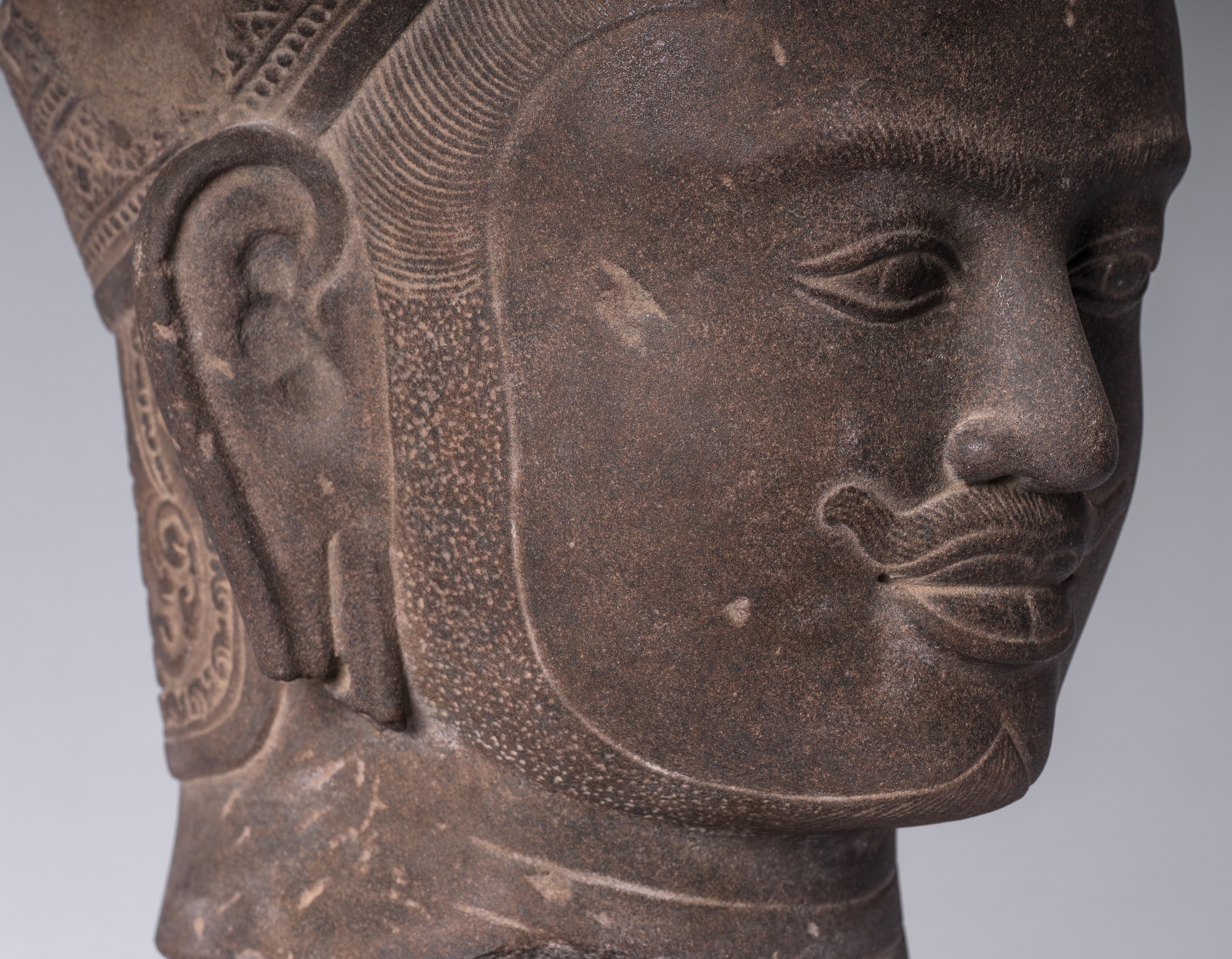 Statue Vishnu - Antique Banteay Srei Stone Stone Monted Khmer Vishnu Head - 56cm / 22 "