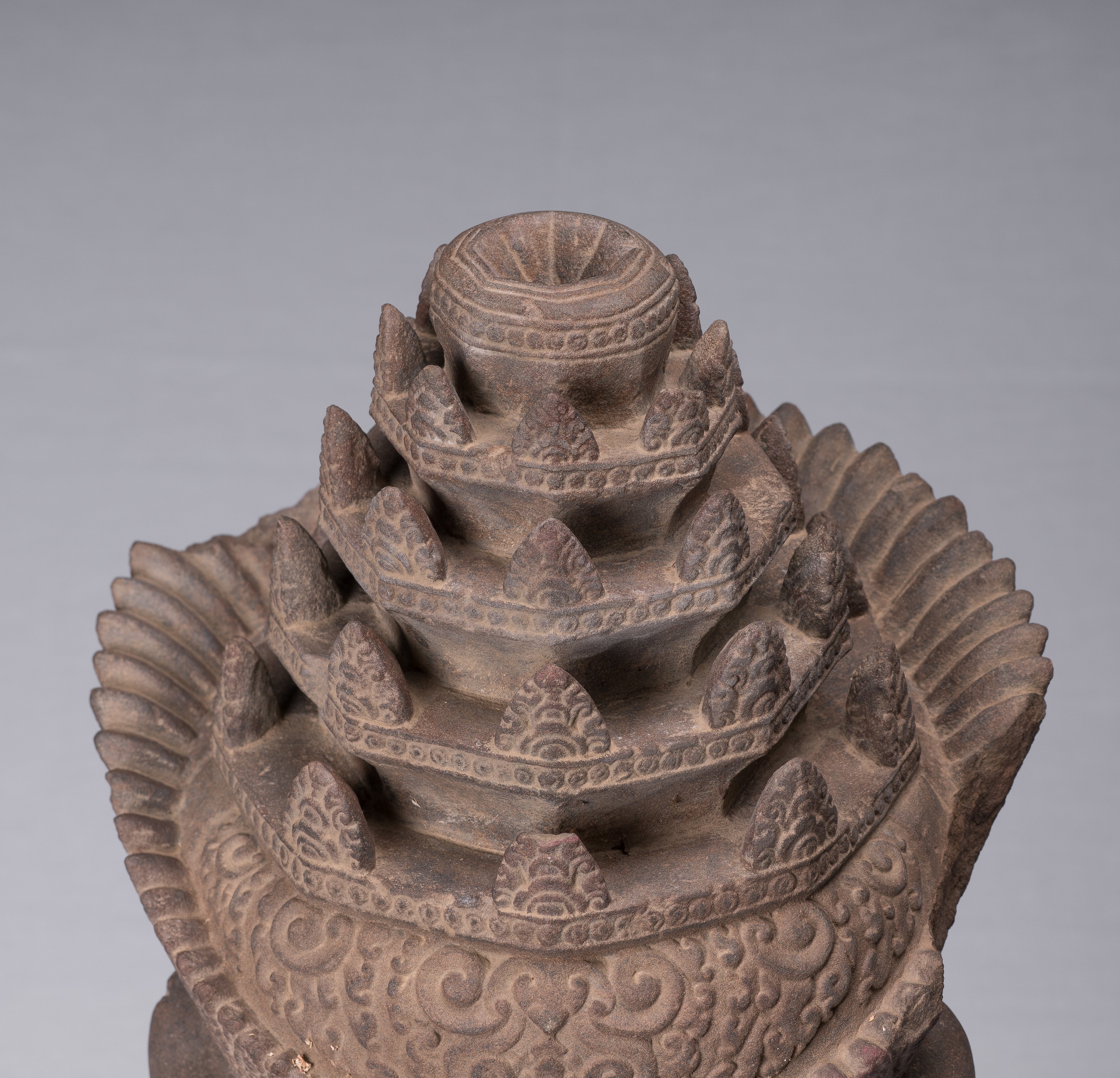 Statue Vishnu - Antique Banteay Srei Stone Stone Monted Khmer Vishnu Head - 56cm / 22 "