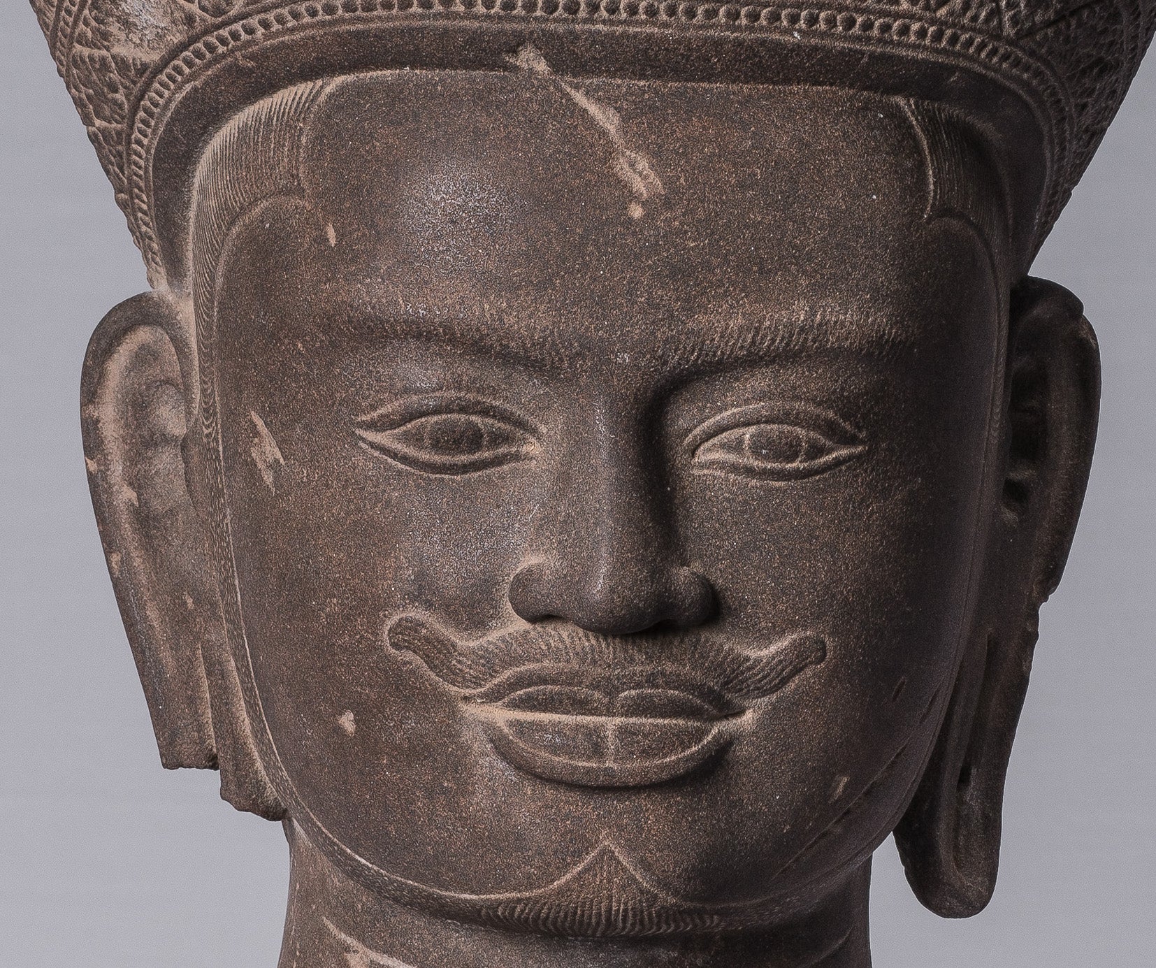 Statue Vishnu - Antique Banteay Srei Stone Stone Monted Khmer Vishnu Head - 56cm / 22 "