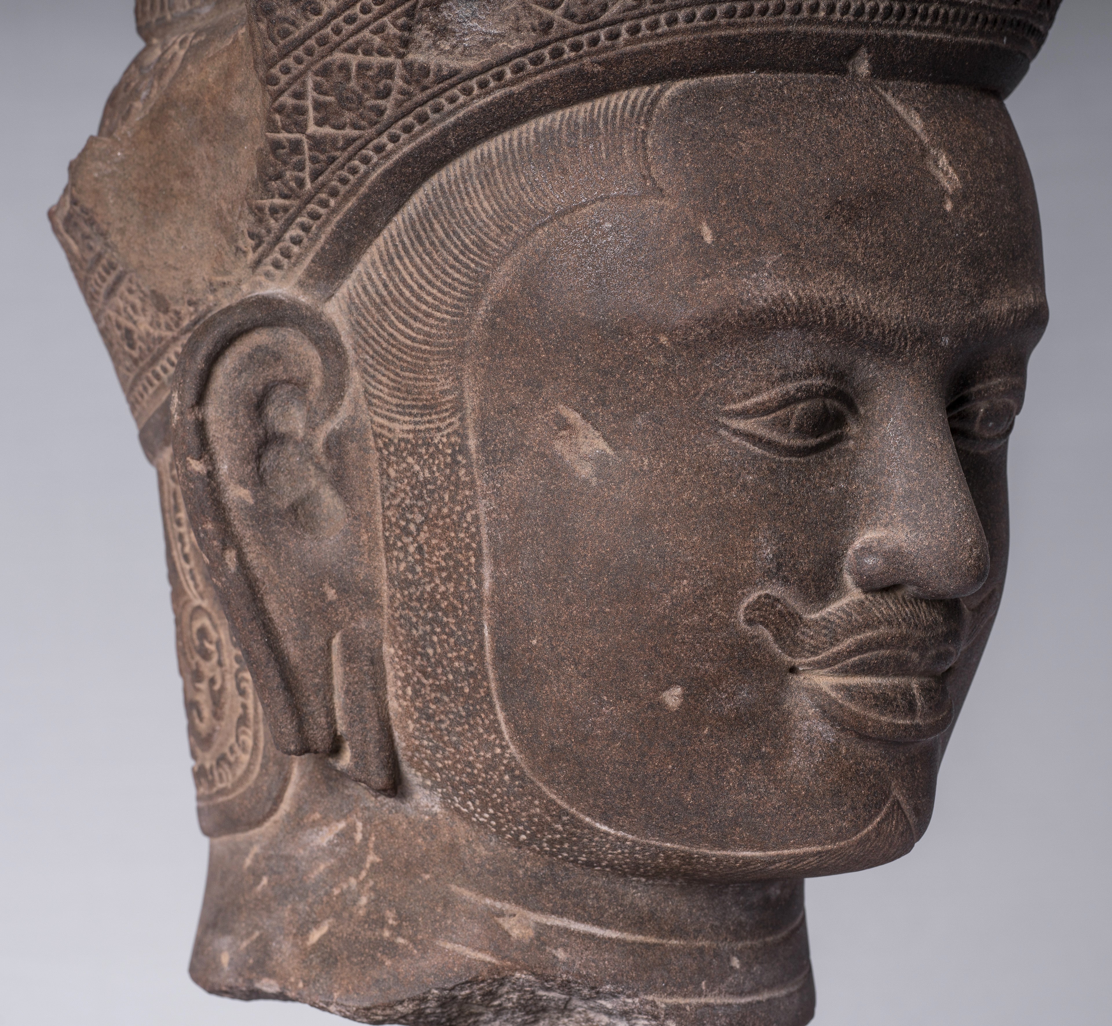 Statue Vishnu - Antique Banteay Srei Stone Stone Monted Khmer Vishnu Head - 56cm / 22 "