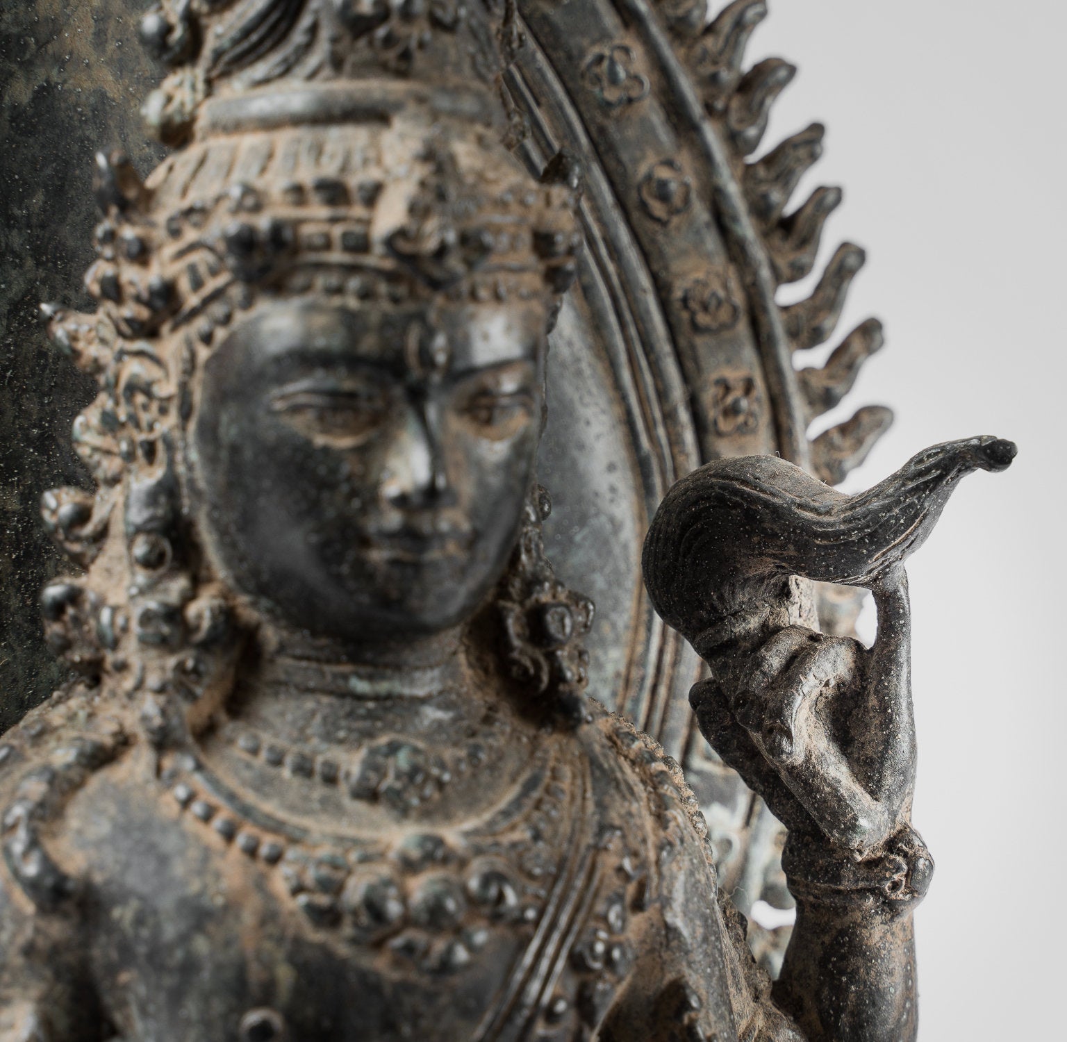 Antique in stile indonesiano Majapahit State Bronzo Vishnu - Protettore e Conserver - 37 cm/15 "