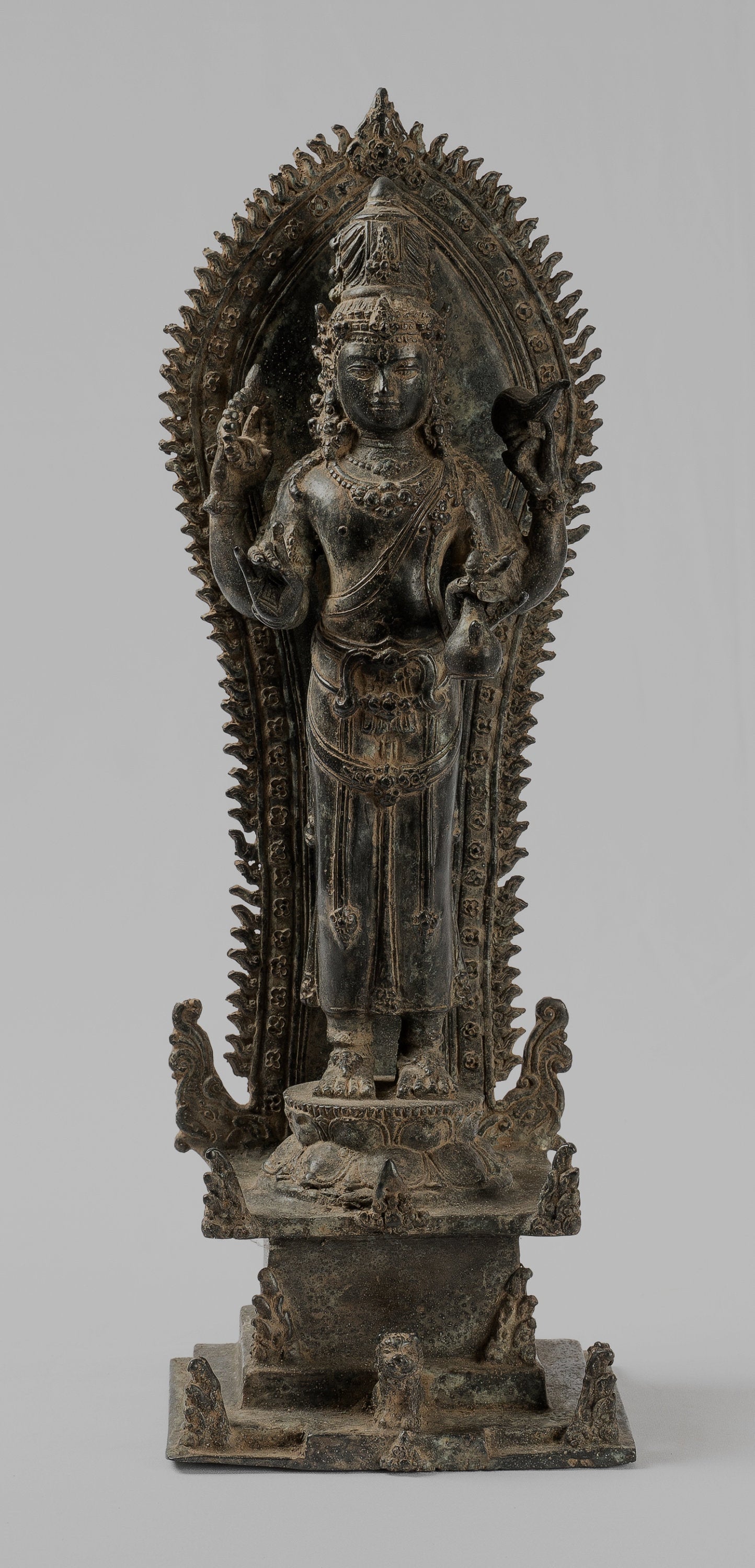 Antique in stile indonesiano Majapahit State Bronzo Vishnu - Protettore e Conserver - 37 cm/15 "