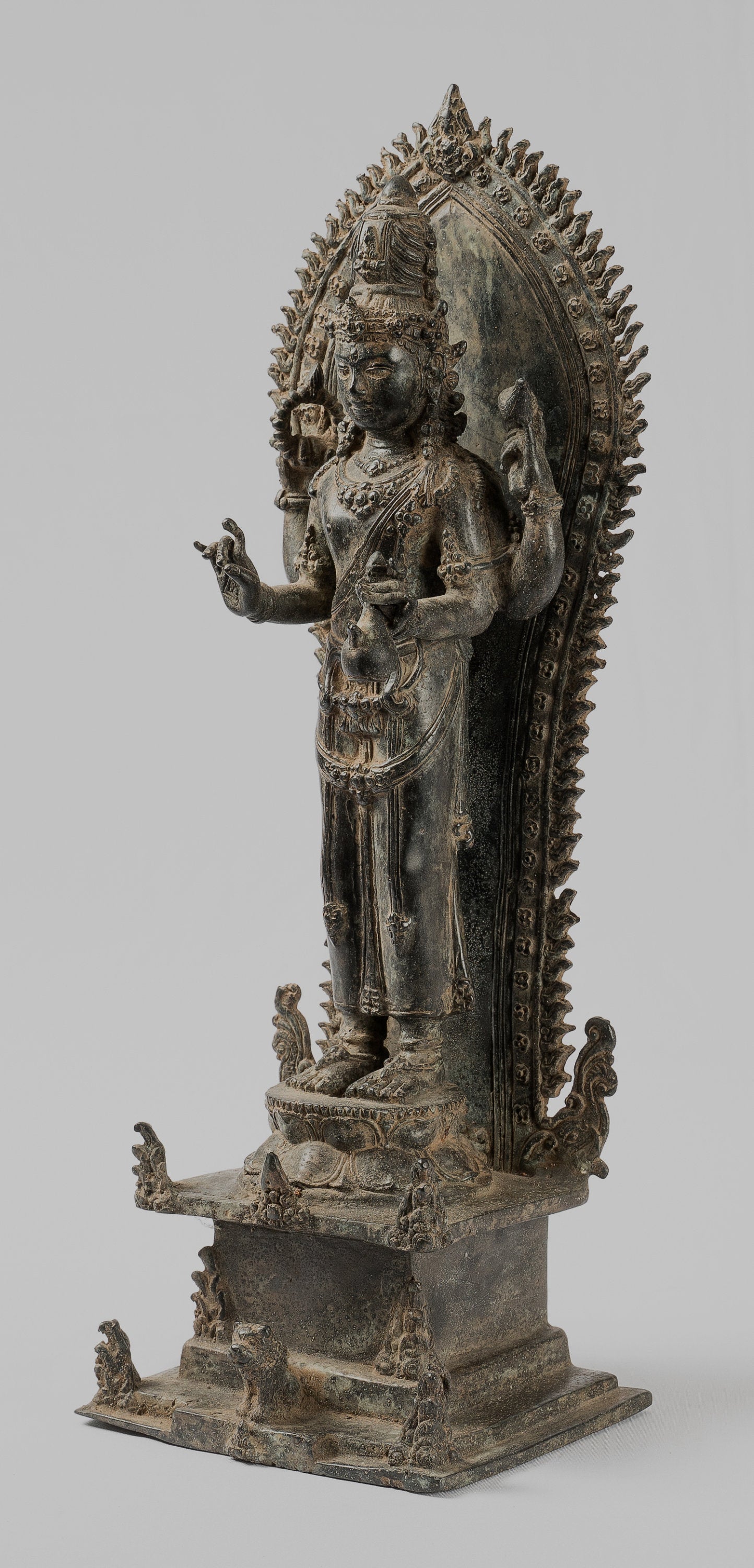 Antique in stile indonesiano Majapahit State Bronzo Vishnu - Protettore e Conserver - 37 cm/15 "