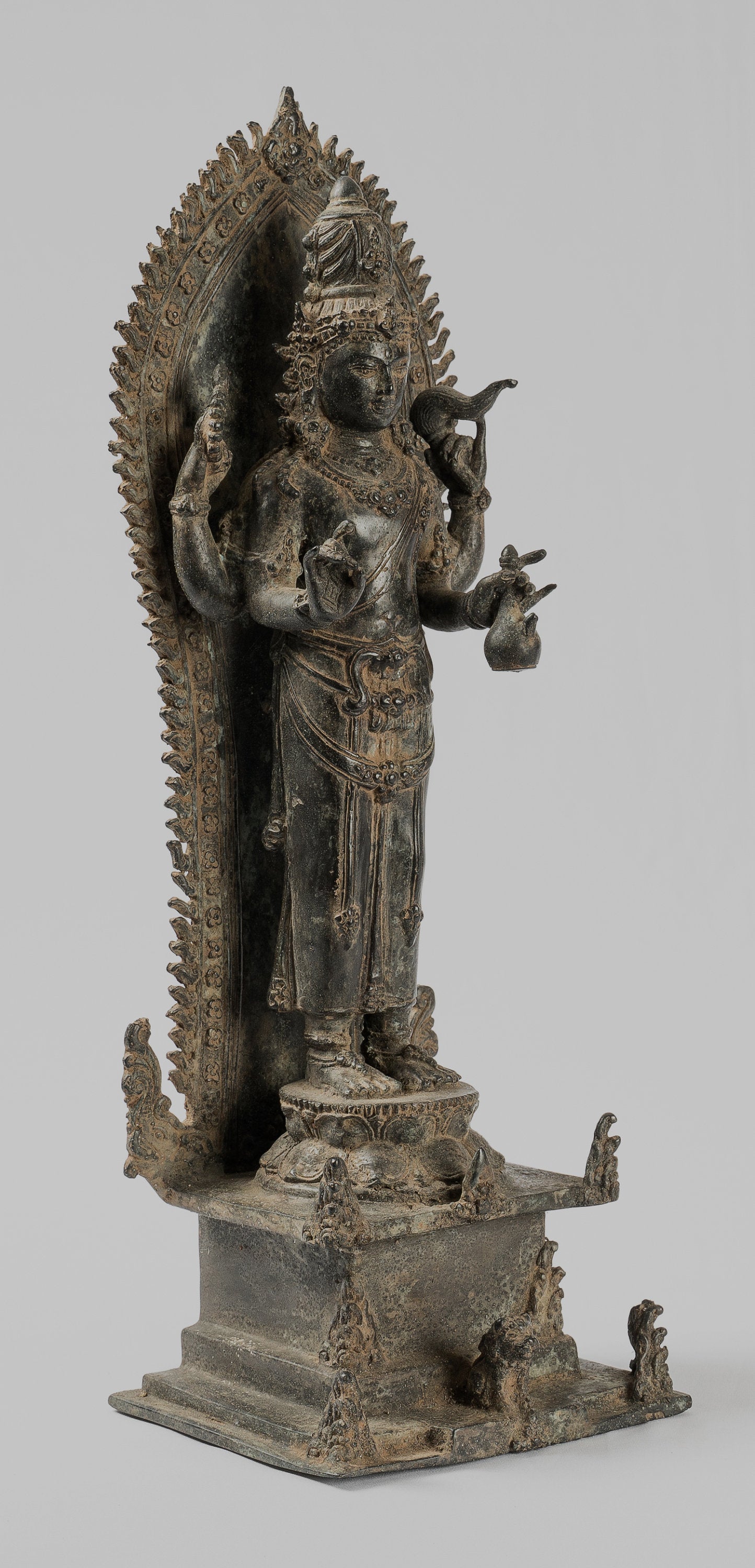 Antique in stile indonesiano Majapahit State Bronzo Vishnu - Protettore e Conserver - 37 cm/15 "