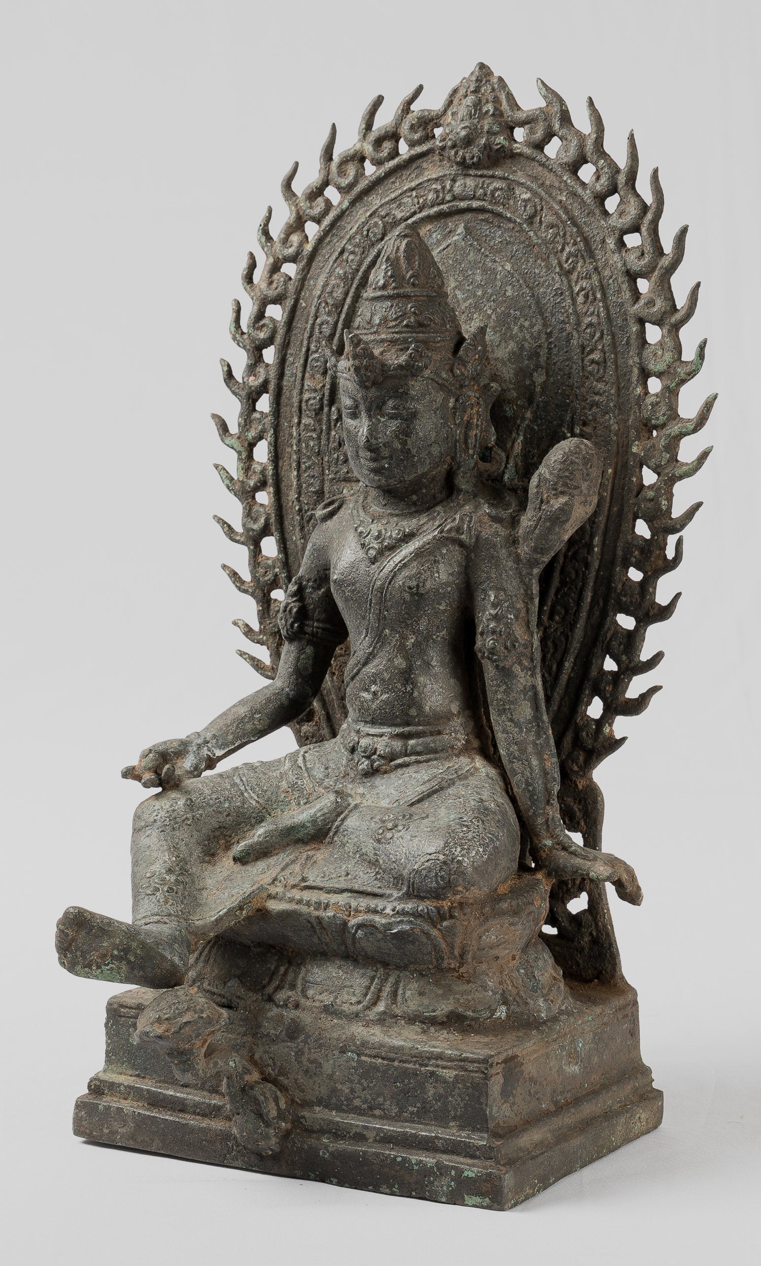 Estatua de Tara - Estatua de Bronce Devi Tara de bronce sentado de Majapahit antiguo de Java - 32 cm/13 "