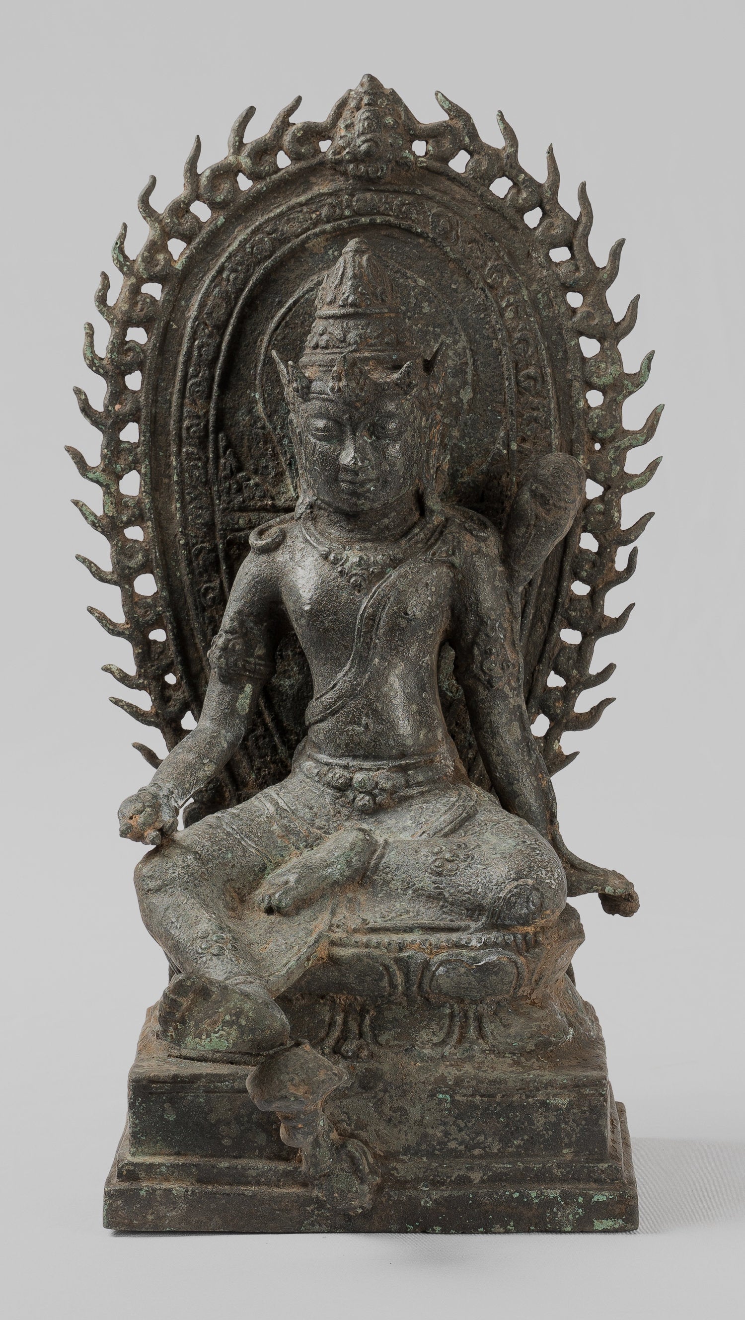 Estatua de Tara - Estatua de Bronce Devi Tara de bronce sentado de Majapahit antiguo de Java - 32 cm/13 "