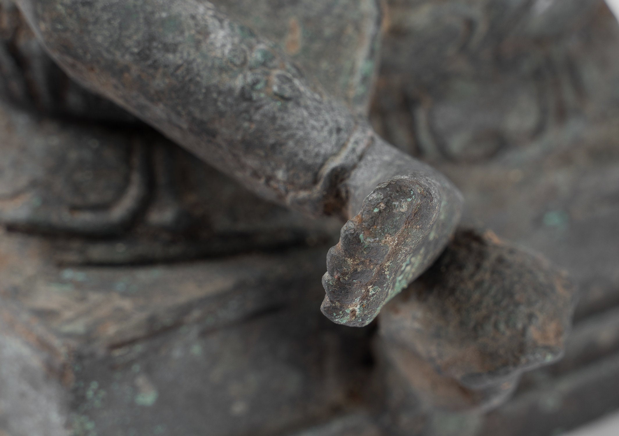 Estatua de Tara - Estatua de Bronce Devi Tara de bronce sentado de Majapahit antiguo de Java - 32 cm/13 "