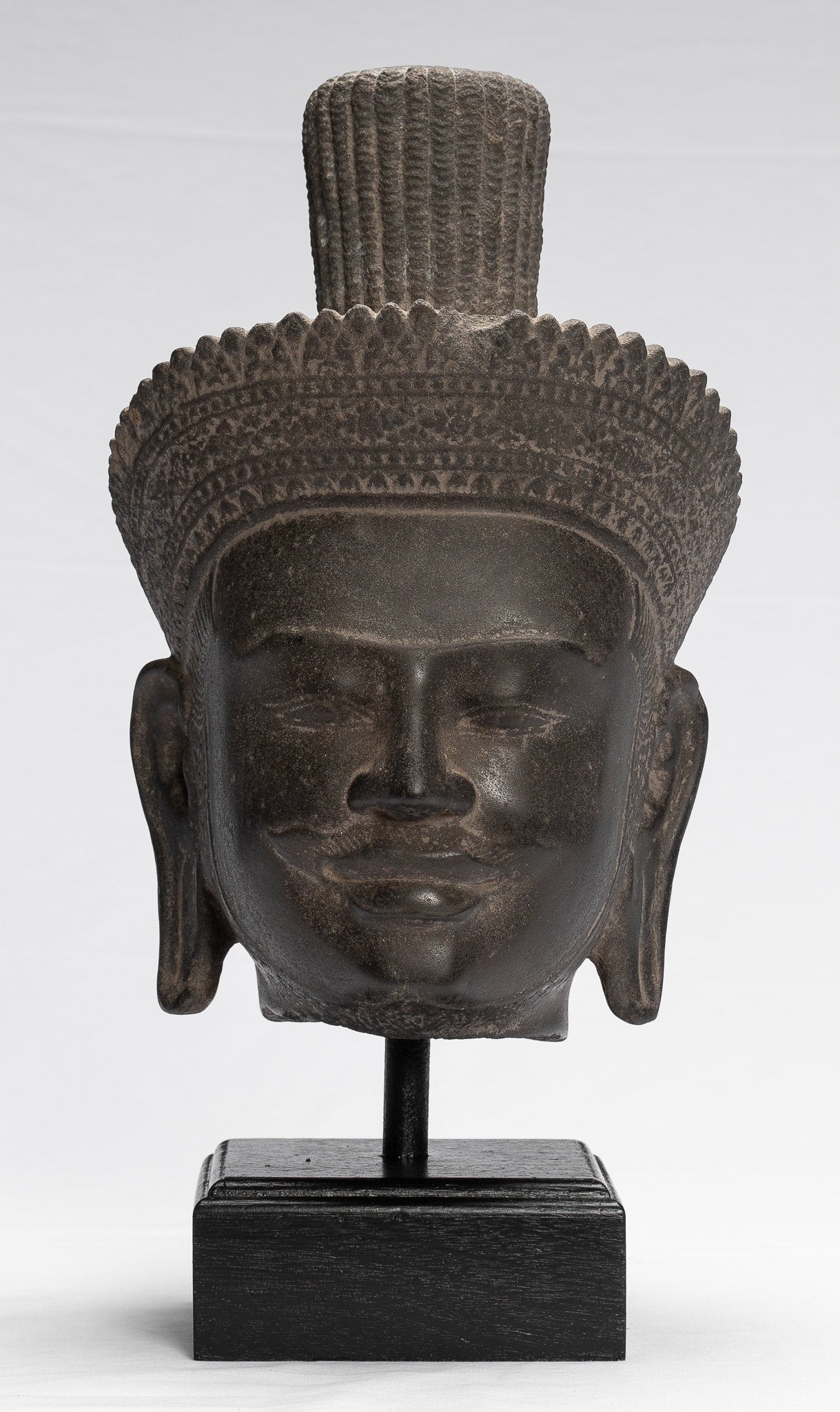 Statue de Vishnu - Tête de Vishnu Khmer antique de style Koh Ker montée sur pierre - 37 cm / 15"