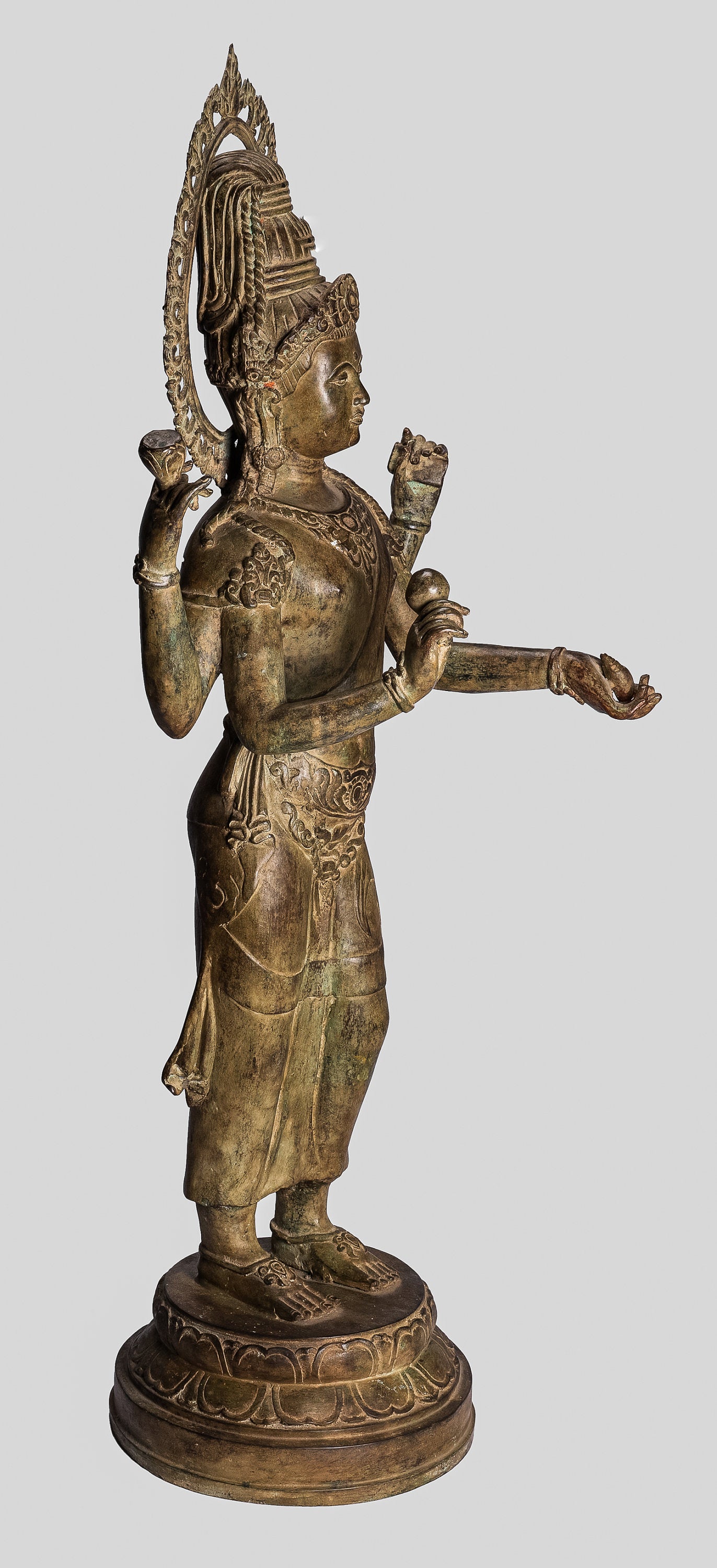 Vishnu Statue. Antike Thai Stil Bronze Stehende Vier Arm Vishnu Statue mit Protektor -108cm/43"