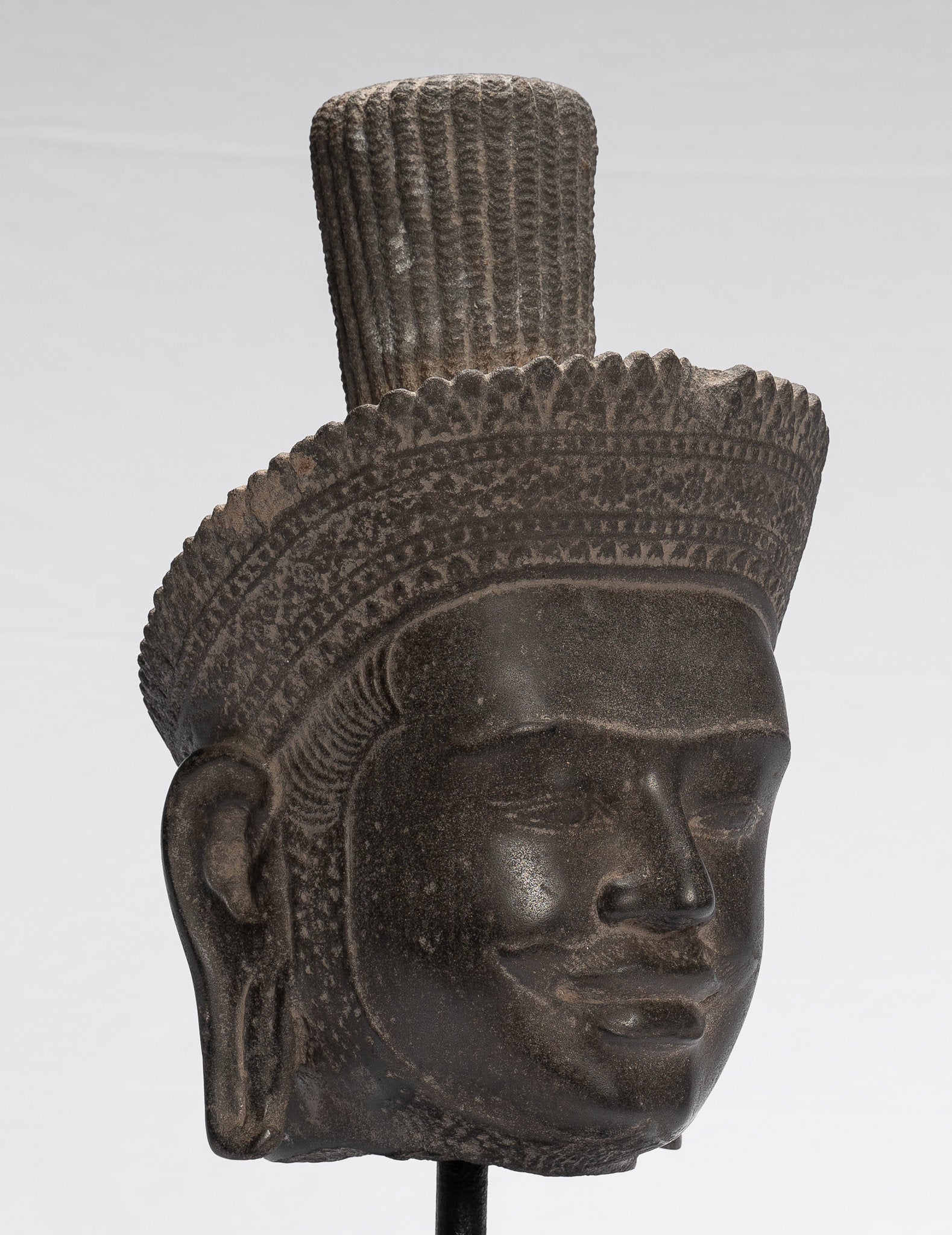 Statue de Vishnu - Tête de Vishnu Khmer antique de style Koh Ker montée sur pierre - 37 cm / 15"