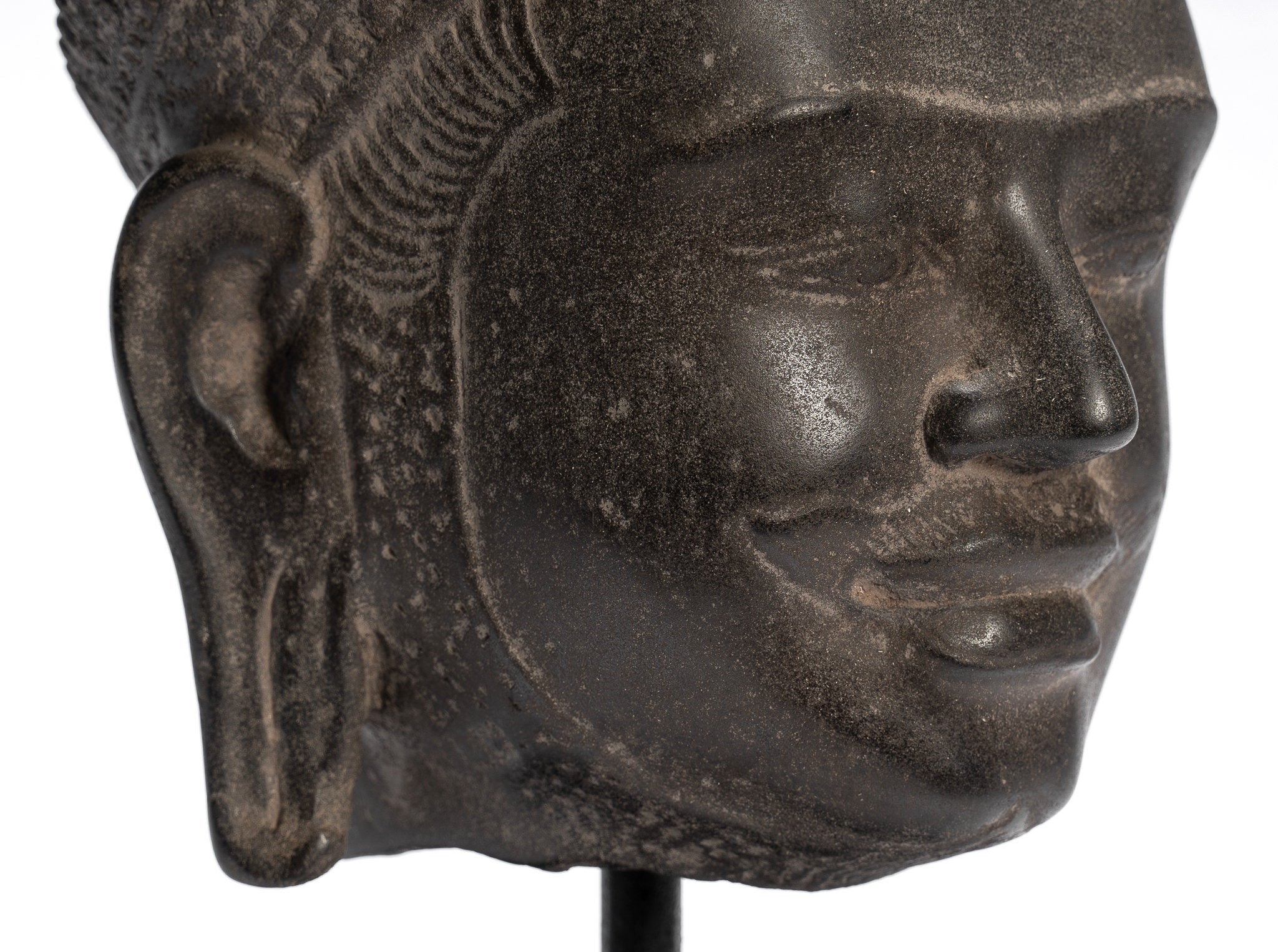 Statue de Vishnu - Tête de Vishnu Khmer antique de style Koh Ker montée sur pierre - 37 cm / 15"