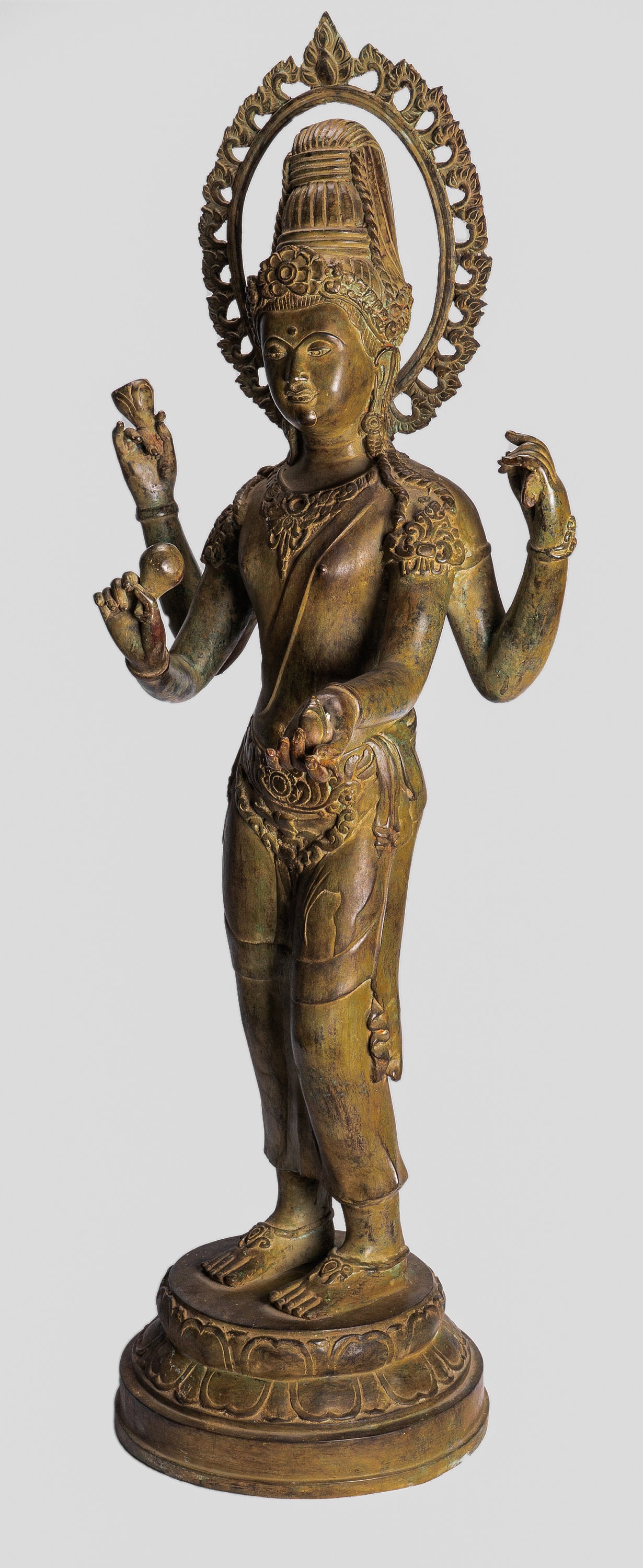 Vishnu Statue. Antike Thai Stil Bronze Stehende Vier Arm Vishnu Statue mit Protektor -108cm/43"