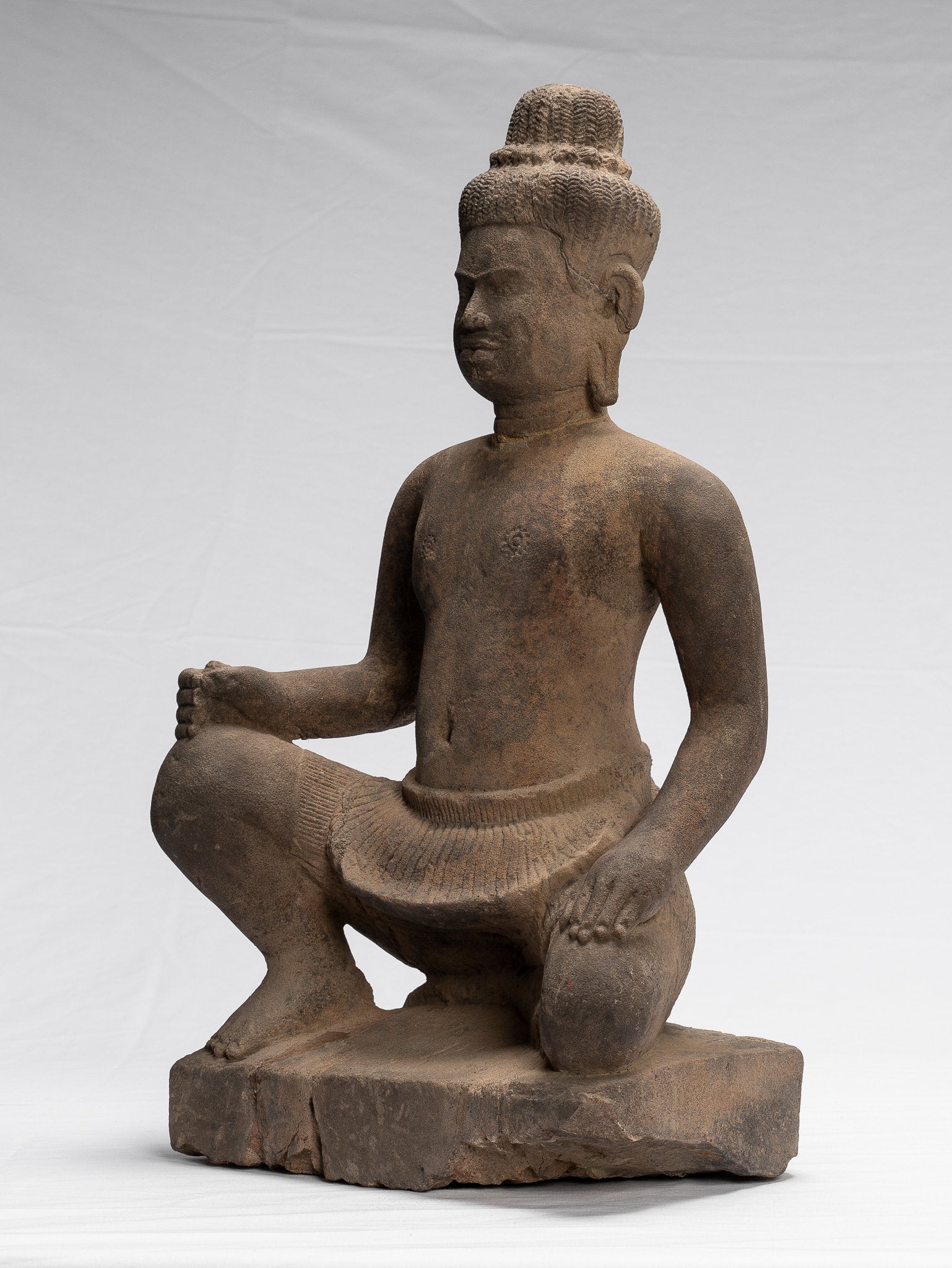 Statue de Vishnu - Statue antique de Vishnu khmer assis en pierre de style Baphuon - 48 cm / 19"