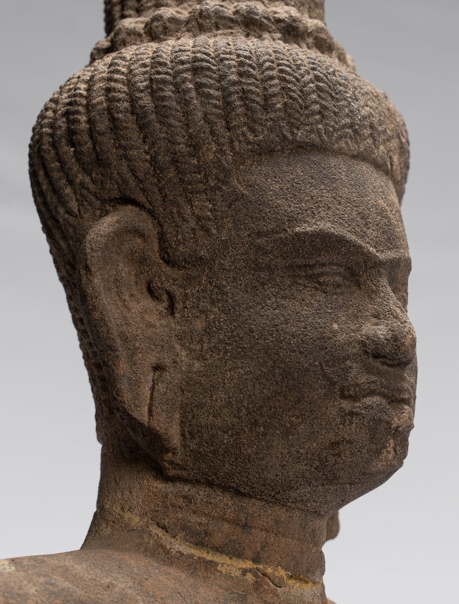 Statue de Vishnu - Statue antique de Vishnu khmer assis en pierre de style Baphuon - 48 cm / 19"