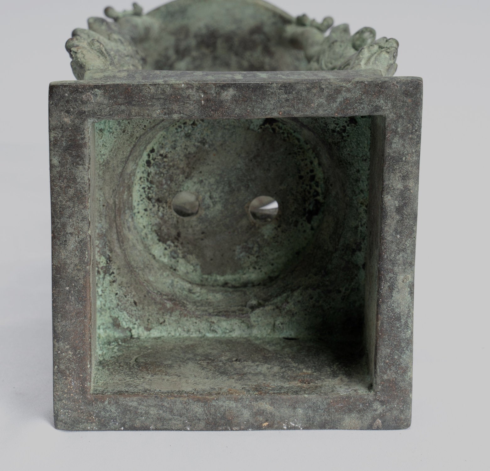 Statue de Tara - Statue de Devi Tara en bronze assis Majapahit de style Java antique - 22 cm/9"