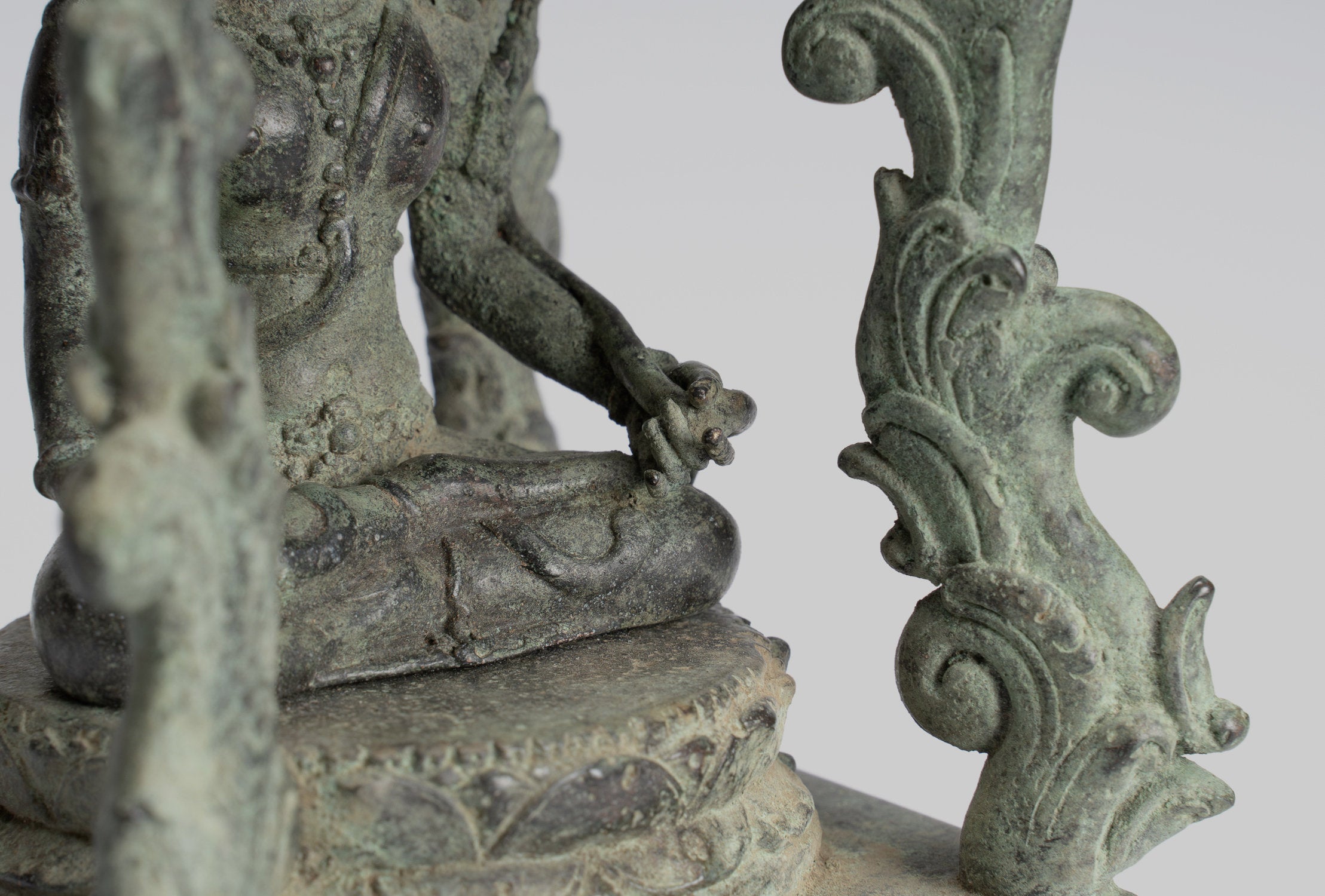 Statue de Tara - Statue de Devi Tara en bronze assis Majapahit de style Java antique - 22 cm/9"