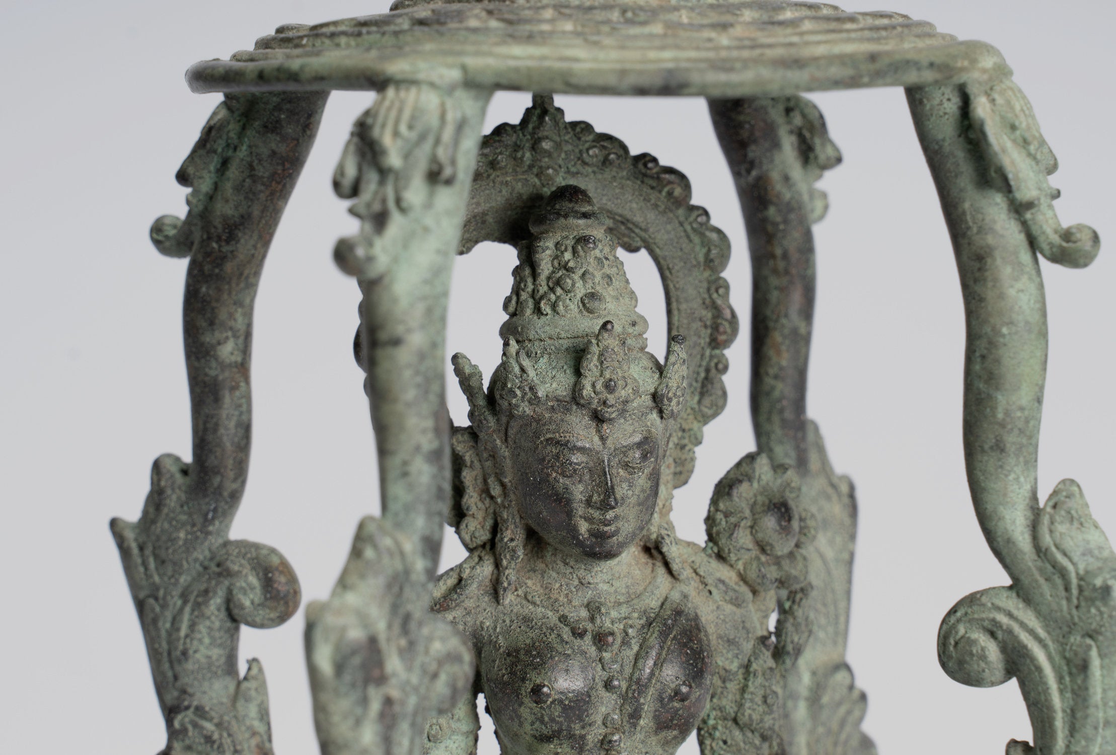Statue de Tara - Statue de Devi Tara en bronze assis Majapahit de style Java antique - 22 cm/9"