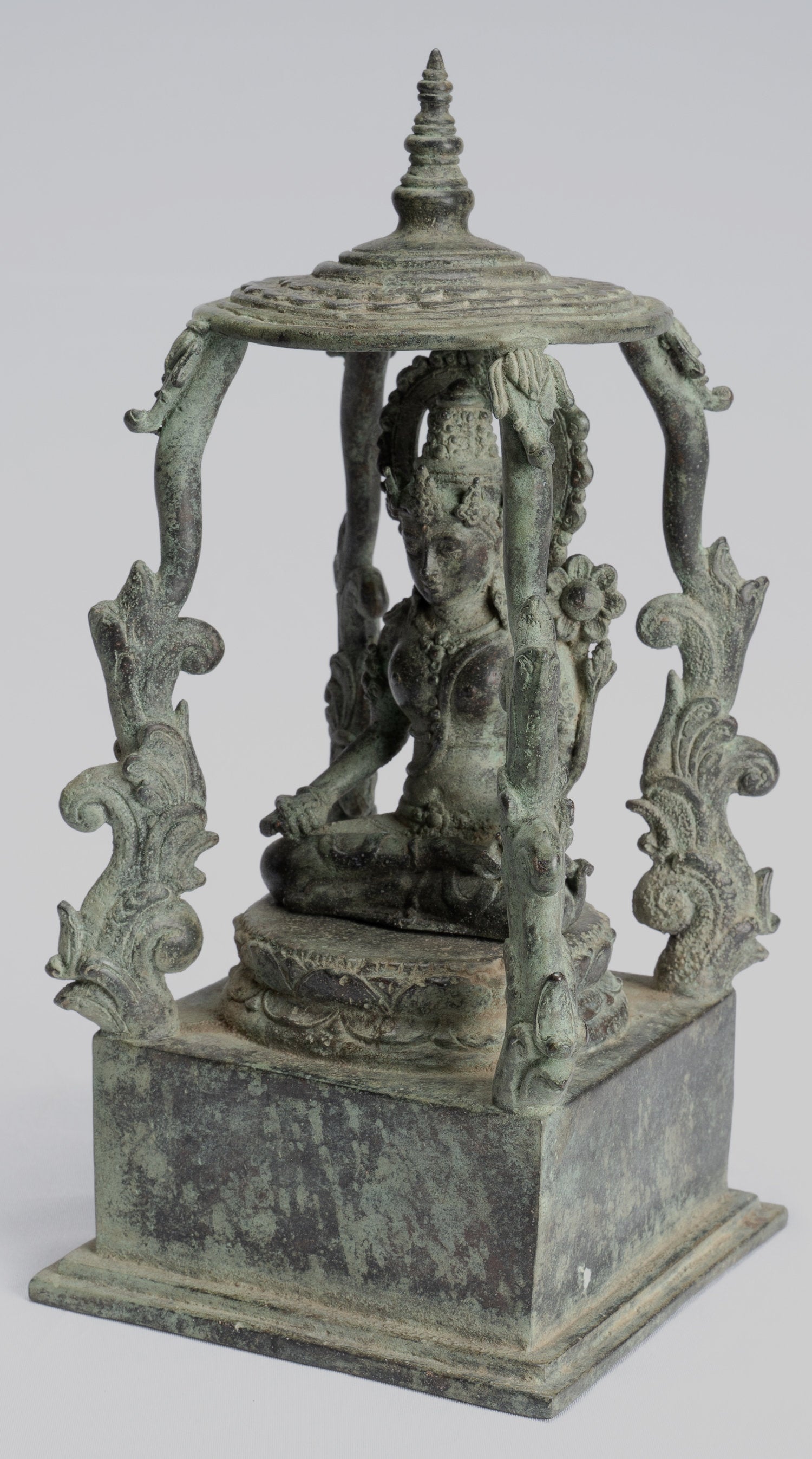Statue de Tara - Statue de Devi Tara en bronze assis Majapahit de style Java antique - 22 cm/9"