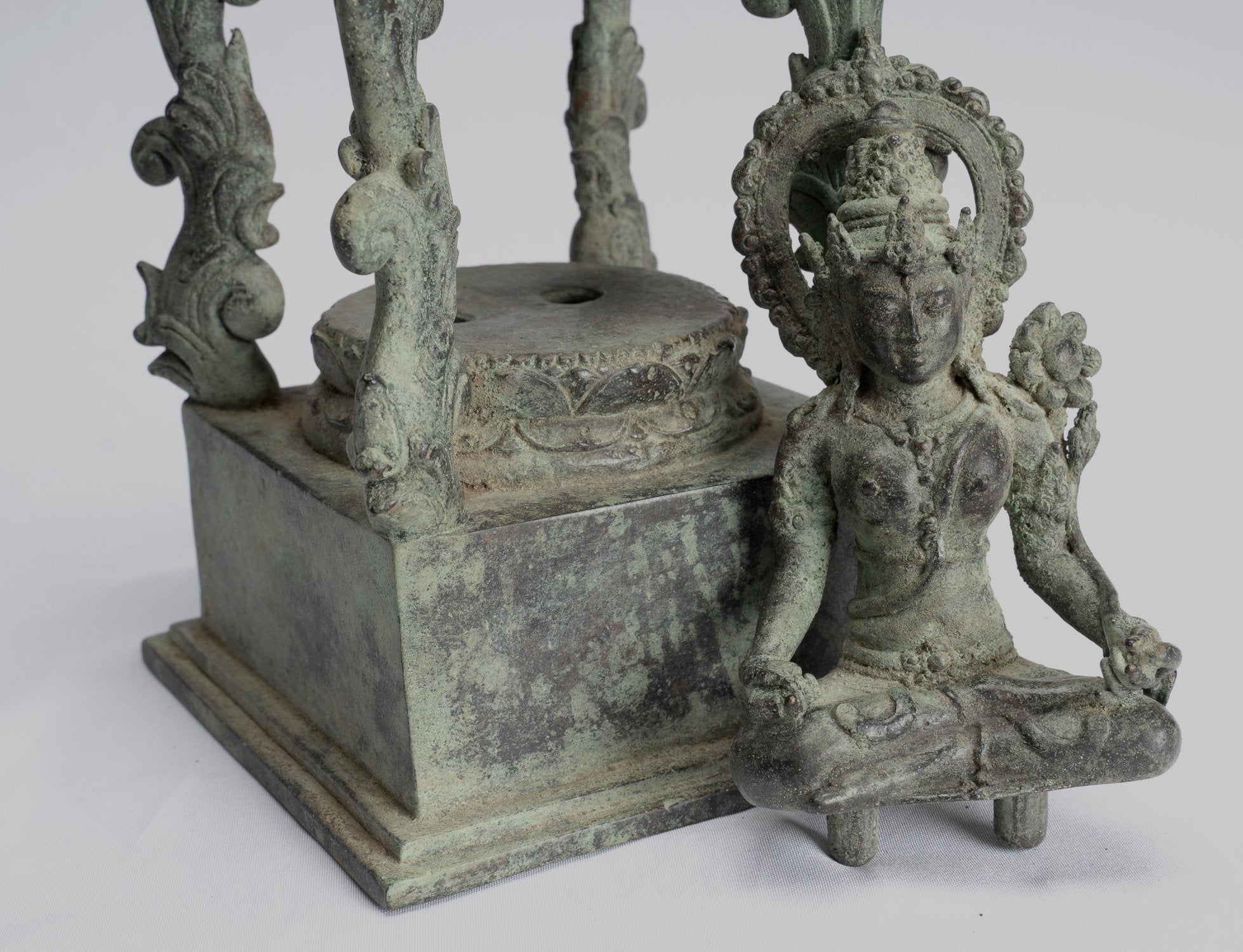 Statue de Tara - Statue de Devi Tara en bronze assis Majapahit de style Java antique - 22 cm/9"