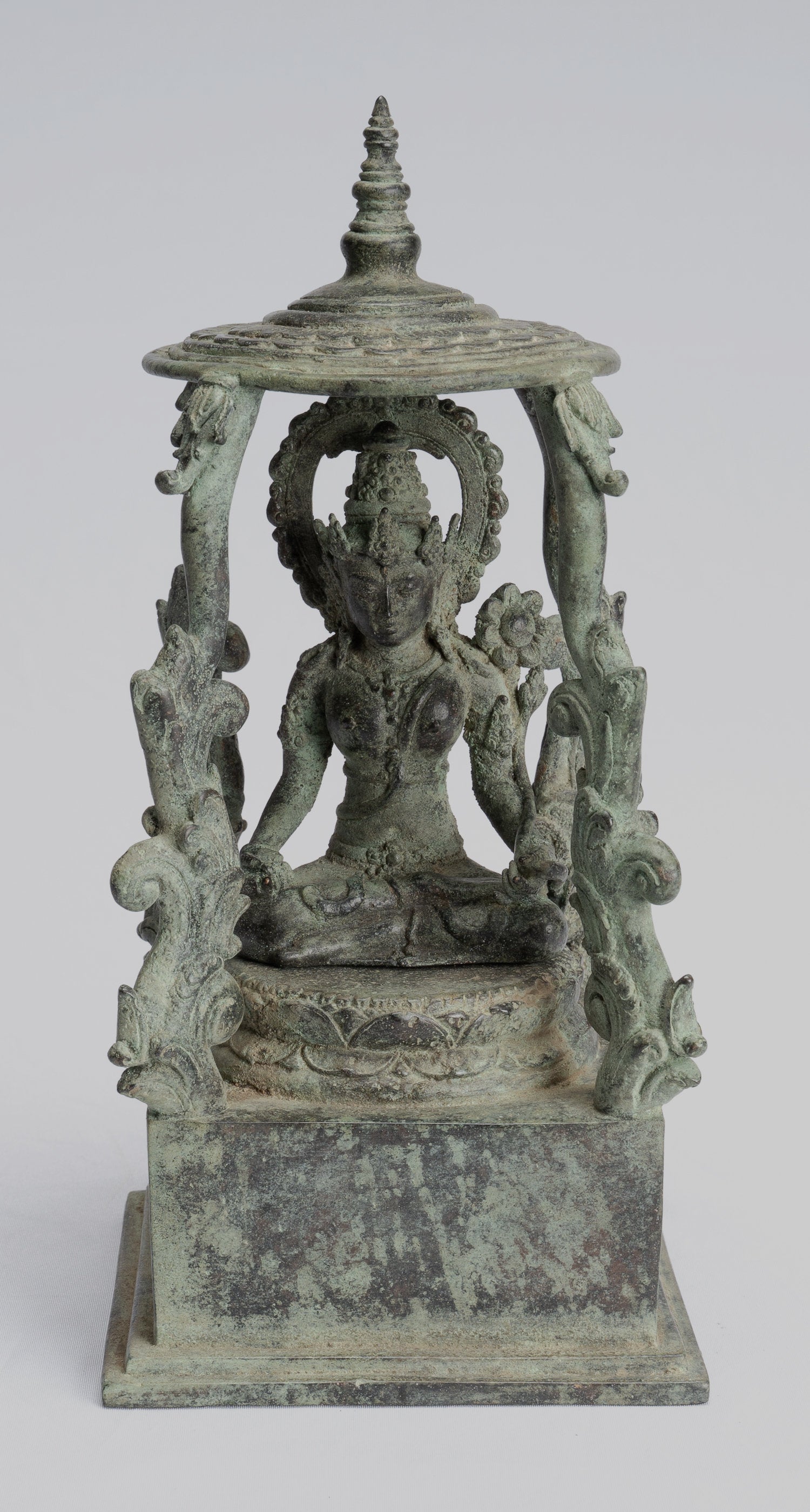 Statue de Tara - Statue de Devi Tara en bronze assis Majapahit de style Java antique - 22 cm/9"