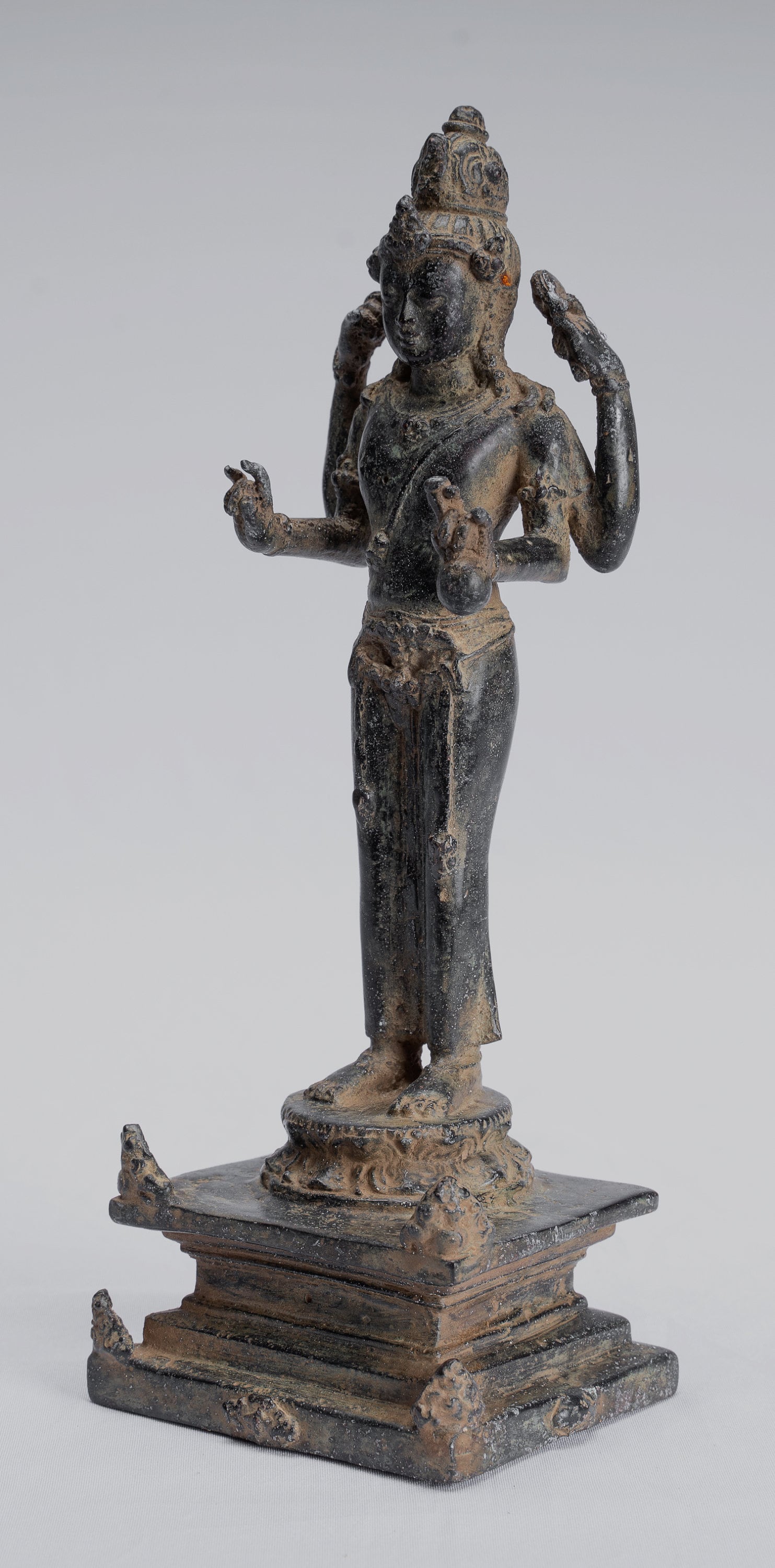 Vishnu-Statue – antike Majapahit-Statue aus Bronze im indonesischen Stil – 20 cm.