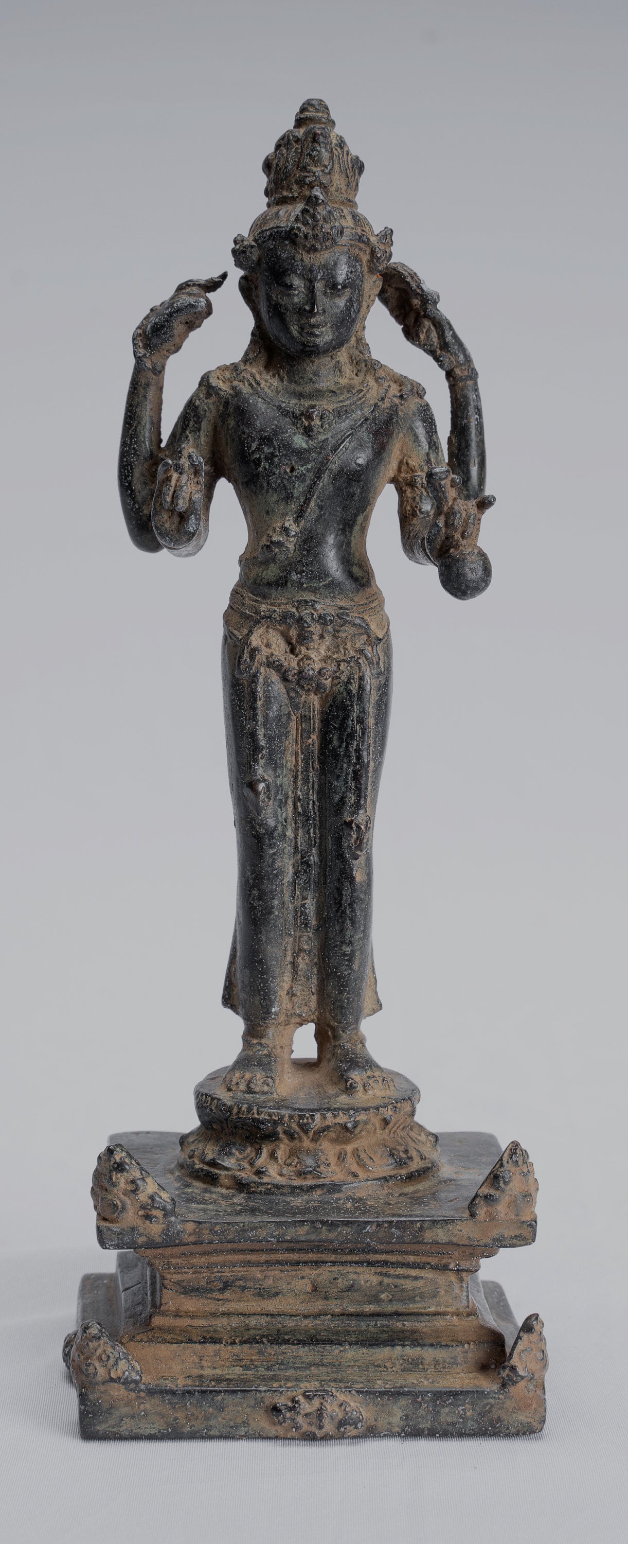 Vishnu-Statue – antike Majapahit-Statue aus Bronze im indonesischen Stil – 20 cm.