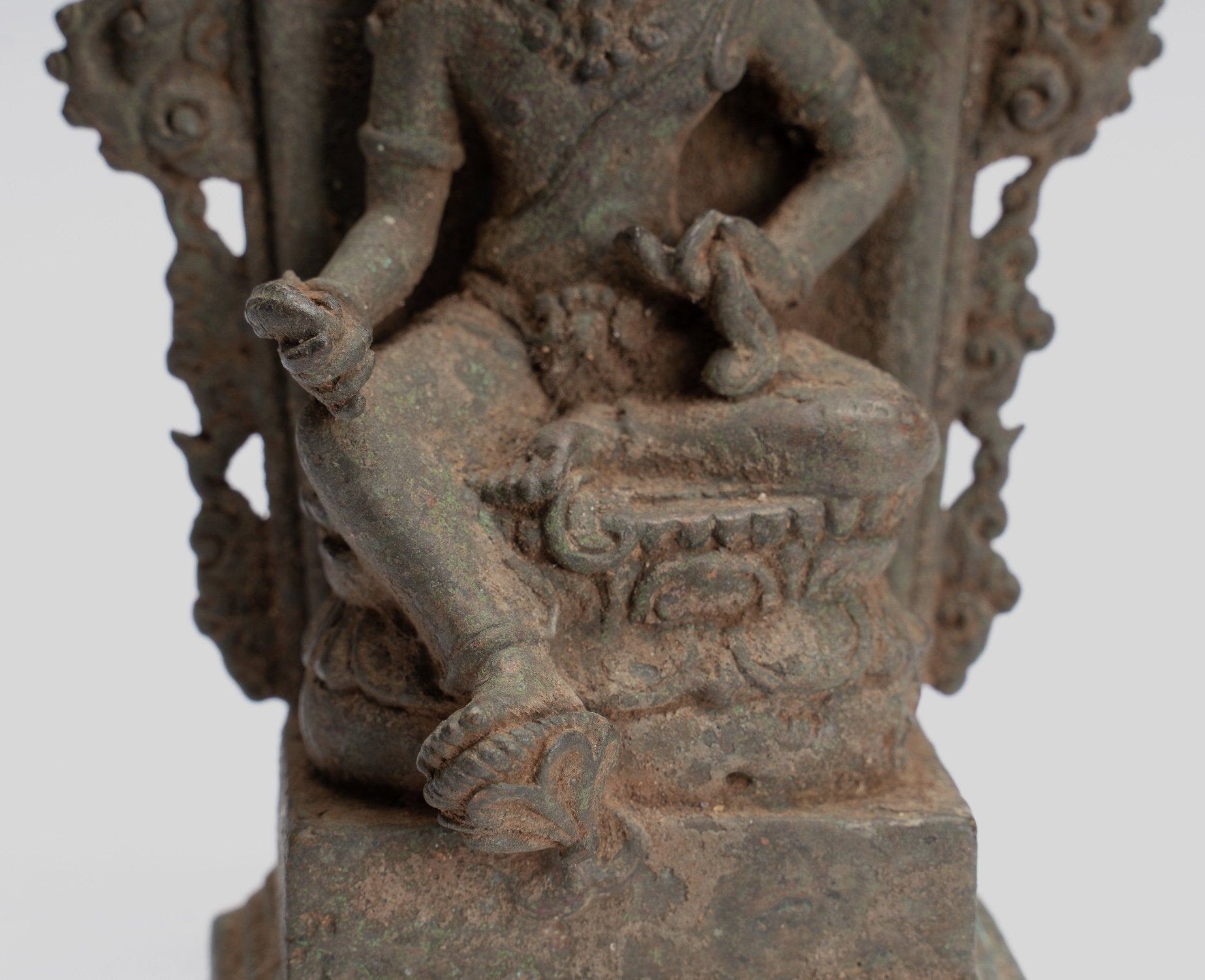 Shiva-Statue – antike javanische sitzende Shiva-Statue aus Bronze im indonesischen Stil – 14 cm.