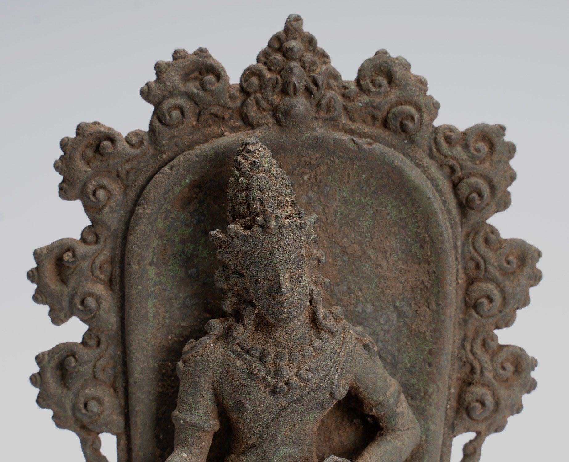 Shiva-Statue – antike javanische sitzende Shiva-Statue aus Bronze im indonesischen Stil – 14 cm.